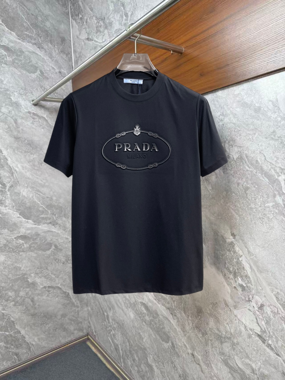 NO:952351,Prada's 2026 spring and summer new style debut counter, the latest short-sleeved round neck T-shirt, high-end customization, avant-garde and fashionable design!  The brand logo is designed with heavy craftsmanship. High-end customized double mercerized fabric. Soft to the touch. Comfortable to wear. Exquisite stitching at the counter level. Fine workmanship. The upper body effect is incomparably handsome!  A must-have item for a stylish man!  Good news for fat people - size S-XXL,, prada, T-shirt, tees, t-shirt,19860909普拉达 2026春夏新款首发专柜最新款短袖圆领T恤 高端订制 设计前卫时尚！品牌logo重工艺设计 高端定制双丝光面料.手感柔软.穿着舒适.专柜级别精致车线.做工精细.上身效果无敌帅气！型男必备单品！胖子福音-- 码数 S-XXL,,prada,T-shirt,tees，t-shirt,,Men's clothing