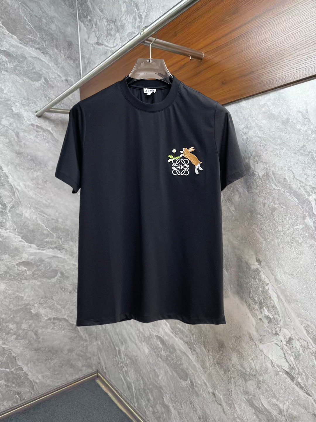 NO:952364,Luo Yiwei's 2026 spring and summer new style debut counter, the latest short-sleeved round neck T-shirt, high-end customization, avant-garde and fashionable design!  The brand logo is designed with heavy craftsmanship. High-end customized double mercerized fabric. Soft to the touch. Comfortable to wear. Exquisite stitching at the counter level. Fine workmanship. The upper body effect is incomparably handsome!  A must-have item for a stylish man!  Good news for fat people--size S-XXL,,loewe,T-shirt,tees,t-shirt,19860909罗意威 2026春夏新款首发专柜最新款短袖圆领T恤 高端订制 设计前卫时尚！品牌logo重工艺设计 高端定制双丝光面料.手感柔软.穿着舒适.专柜级别精致车线.做工精细.上身效果无敌帅气！型男必备单品！胖子福音-- 码数 S-XXL,,loewe,T-shirt,tees，t-shirt,,Men's clothing