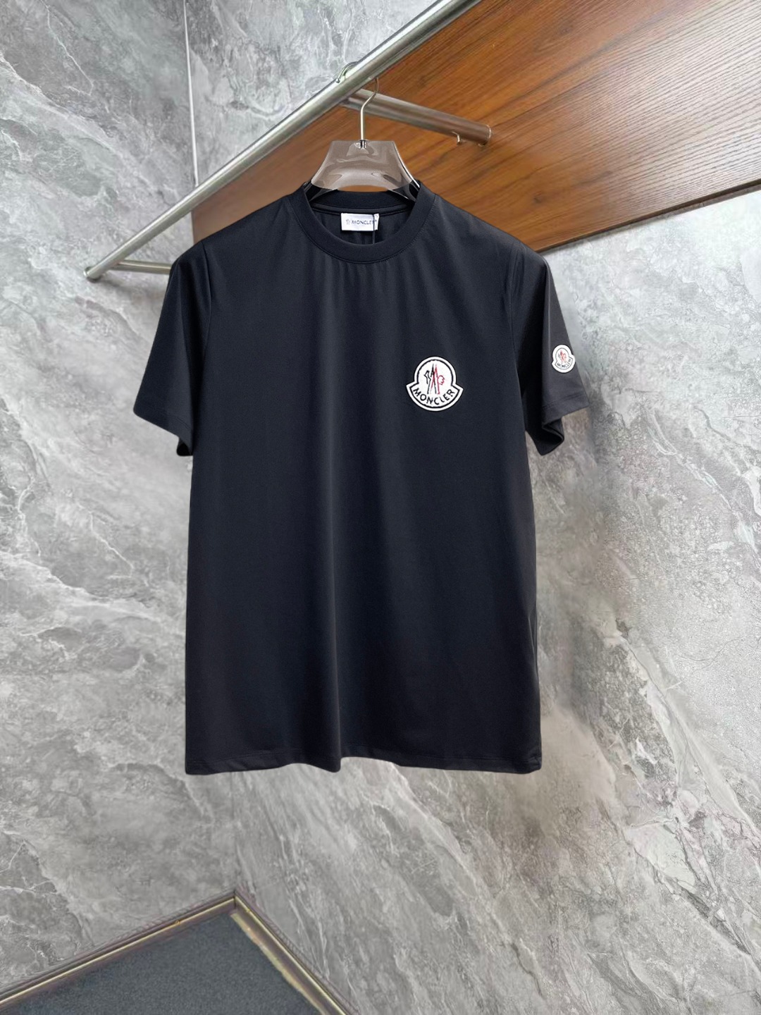 NO:952375,Meng Mouth 2026 spring and summer new style debut counter latest short-sleeved round neck T-shirt, high-end customization, avant-garde and fashionable design!  The brand logo is designed with heavy craftsmanship. High-end customized double mercerized fabric. Soft to the touch. Comfortable to wear. Exquisite stitching at the counter level. Fine workmanship. The upper body effect is incomparably handsome!  A must-have item for a stylish man!  Good news for fat people - size S-XXL,,Moncler,T-shirt,tees,t-shirt,19860909蒙口 2026春夏新款首发专柜最新款短袖圆领T恤 高端订制 设计前卫时尚！品牌logo重工艺设计 高端定制双丝光面料.手感柔软.穿着舒适.专柜级别精致车线.做工精细.上身效果无敌帅气！型男必备单品！胖子福音-- 码数 S-XXL,,Moncler,T-shirt,tees，t-shirt,,Men's clothing