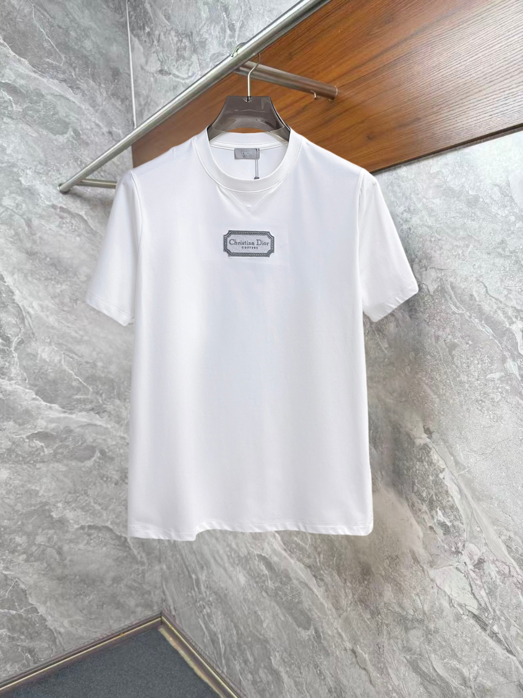 NO:952386,Dior's 2026 spring and summer new style debut counter, the latest short-sleeved round neck T-shirt, high-end customization, avant-garde and fashionable design!  The brand logo is designed with heavy craftsmanship. High-end customized double mercerized fabric. Soft to the touch. Comfortable to wear. Exquisite stitching at the counter level. Fine workmanship. The upper body effect is incomparably handsome!  A must-have item for a stylish man!  Good news for fat people--size S-XXL,,dior,T-shirt,tees,t-shirt,19860909迪奥 2026春夏新款首发专柜最新款短袖圆领T恤 高端订制 设计前卫时尚！品牌logo重工艺设计 高端定制双丝光面料.手感柔软.穿着舒适.专柜级别精致车线.做工精细.上身效果无敌帅气！型男必备单品！胖子福音-- 码数 S-XXL,,dior,T-shirt,tees，t-shirt,,Men's clothing