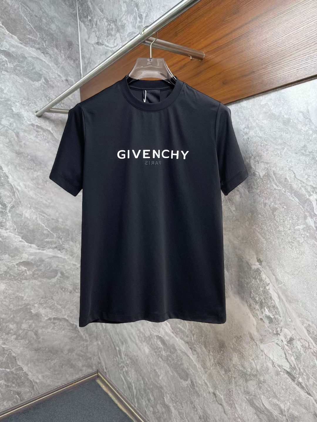 NO:952397,Givenchy's 2026 spring and summer new style debut counter, the latest short-sleeved round neck T-shirt, high-end customization, avant-garde and fashionable design!  The brand logo is designed with heavy craftsmanship. High-end customized double mercerized fabric. Soft to the touch. Comfortable to wear. Exquisite stitching at the counter level. Fine workmanship. The upper body effect is incomparably handsome!  A must-have item for a stylish man!  Good news for fat people--size S-XXL,,givenchy,T-shirt,tees,t-shirt,19860909纪梵希 2026春夏新款首发专柜最新款短袖圆领T恤 高端订制 设计前卫时尚！品牌logo重工艺设计 高端定制双丝光面料.手感柔软.穿着舒适.专柜级别精致车线.做工精细.上身效果无敌帅气！型男必备单品！胖子福音-- 码数 S-XXL,,givenchy,T-shirt,tees，t-shirt,,Men's clothing