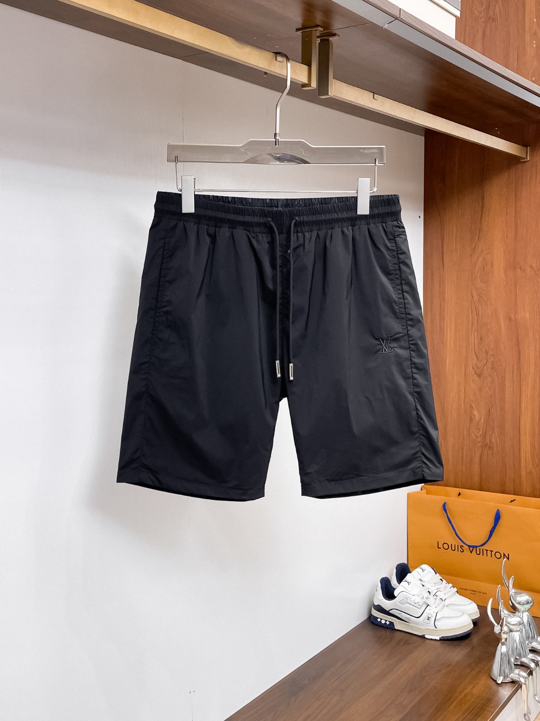 NO:847066,lv 2026ss summer new original counter casual shorts, luxury classic brand original LOGO accessories, counter best-selling model, very comfortable to wear, low-key yet luxurious, very classy to wear. Needless to say the trousers style and tailoring, the upper body is exquisite and high-end, first-class and top-quality materials. Really palace-level casual pants. The cotton of Turkey is selected for its outstanding quality. After heavy washing, the pants are very soft!  Don't be picky. The upper body is absolutely stylish and extremely luxurious. Please quote your height and weight when ordering sizes M-3XL.,,louis vuitton,shorts,19860909lv 2026ss夏季新款原单专柜休闲短裤,奢华经典品牌原版LOGO配饰 专柜热销款 身穿着非常舒适 低调不失奢华 穿出去非常有档次 裤型款式和裁剪亦无需多言 上身精致跃然高档一等一顶级质料 真正殿堂级的休闲裤 选用土耳其的棉花品质卓然,经过重水洗使得裤子很柔软！不挑人 上身绝对的有型 极度奢华. 尺码M-3XL下单报身高体重.,,louis vuitton,shorts,,Men's clothing