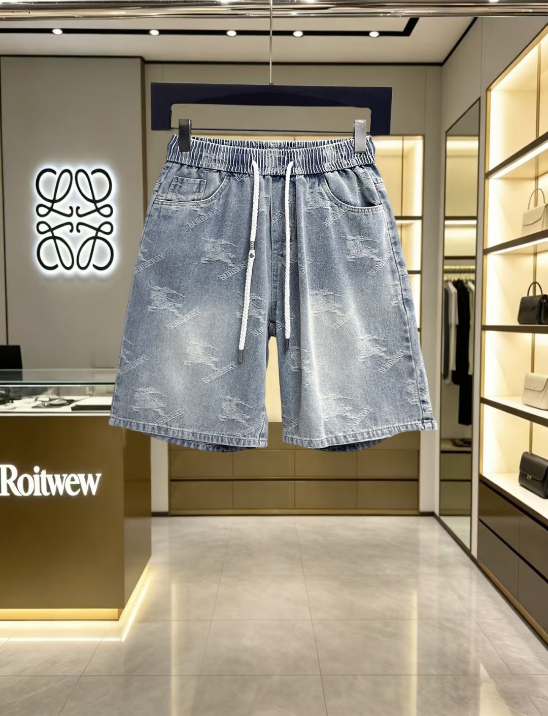 NO:847020,Burberry 2026ss summer new original counter casual shorts, luxury classic brand original LOGO accessories, counter best-selling model. Very comfortable to wear, low-key yet luxurious, very classy to wear. Needless to say the trousers style and tailoring. The upper body is exquisite and high-end, first-class and top-quality materials. Really palace-level casual pants. The cotton of Turkey is of outstanding quality. After heavy washing, the pants are very soft!  Don't be picky. The upper body is absolutely stylish and extremely luxurious. Please quote your height and weight when ordering sizes M-3XL.,,burberry,shorts,19860909巴宝莉 2026ss夏季新款原单专柜休闲短裤,奢华经典品牌原版LOGO配饰 专柜热销款 身穿着非常舒适 低调不失奢华 穿出去非常有档次 裤型款式和裁剪亦无需多言 上身精致跃然高档一等一顶级质料 真正殿堂级的休闲裤 选用土耳其的棉花品质卓然,经过重水洗使得裤子很柔软！不挑人 上身绝对的有型 极度奢华. 尺码M-3XL下单报身高体重.,,burberry,shorts,,Men's clothing