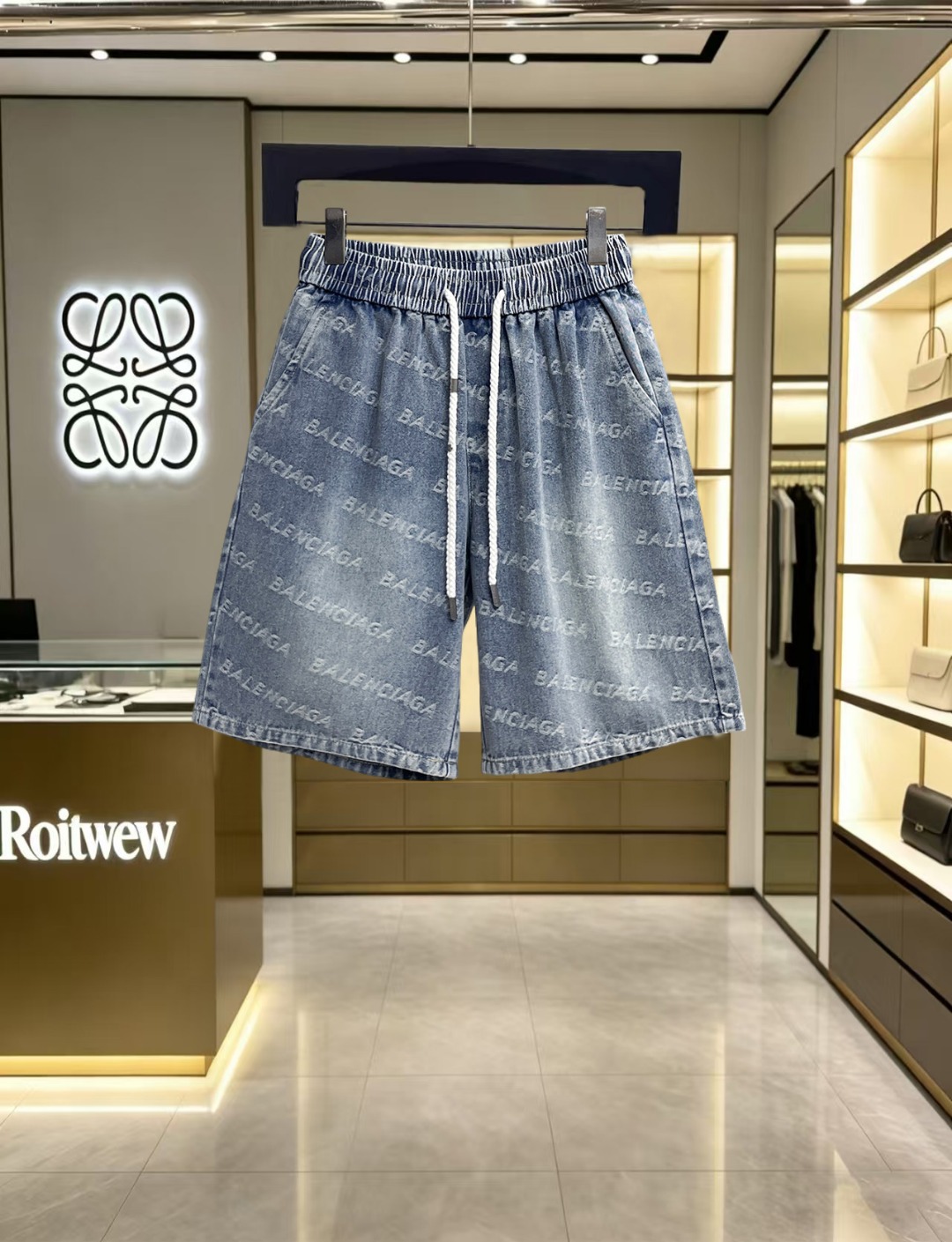 NO:847022,Balenciaga 2026ss summer new original counter casual shorts, luxury classic brand original LOGO accessories, counter best-selling style, very comfortable to wear, low-key yet luxurious, very classy to wear. Needless to say, the trousers style and tailoring. The upper body is exquisite and high-end, first-class and top-quality materials. Really palace-level casual pants. The cotton of Turkey is of outstanding quality. After heavy washing, the pants are very soft!  Don't be picky. The upper body is absolutely stylish and extremely luxurious. Please state your height and weight when ordering sizes M-3XL.,,balenciaga,shorts,19860909巴黎世家 2026ss夏季新款原单专柜休闲短裤,奢华经典品牌原版LOGO配饰 专柜热销款 身穿着非常舒适 低调不失奢华 穿出去非常有档次 裤型款式和裁剪亦无需多言 上身精致跃然高档一等一顶级质料 真正殿堂级的休闲裤 选用土耳其的棉花品质卓然,经过重水洗使得裤子很柔软！不挑人 上身绝对的有型 极度奢华. 尺码M-3XL下单报身高体重.,,balenciaga,shorts,,Men's clothing
