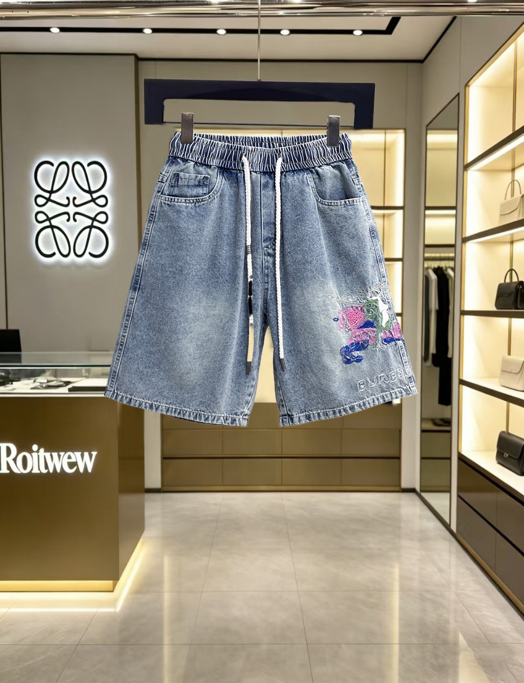 NO:847025,Burberry 2026ss summer new original counter casual shorts, luxury classic brand original LOGO accessories, counter best-selling model. Very comfortable to wear, low-key yet luxurious, very classy to wear. Needless to say the trousers style and tailoring. The upper body is exquisite and high-end, first-class and top-quality materials. Really palace-level casual pants. The cotton of Turkey is of outstanding quality. After heavy washing, the pants are very soft!  Don't be picky. The upper body is absolutely stylish and extremely luxurious. Please quote your height and weight when ordering sizes M-3XL.,,burberry,shorts,19860909巴宝莉 2026ss夏季新款原单专柜休闲短裤,奢华经典品牌原版LOGO配饰 专柜热销款 身穿着非常舒适 低调不失奢华 穿出去非常有档次 裤型款式和裁剪亦无需多言 上身精致跃然高档一等一顶级质料 真正殿堂级的休闲裤 选用土耳其的棉花品质卓然,经过重水洗使得裤子很柔软！不挑人 上身绝对的有型 极度奢华. 尺码M-3XL下单报身高体重.,,burberry,shorts,,Men's clothing