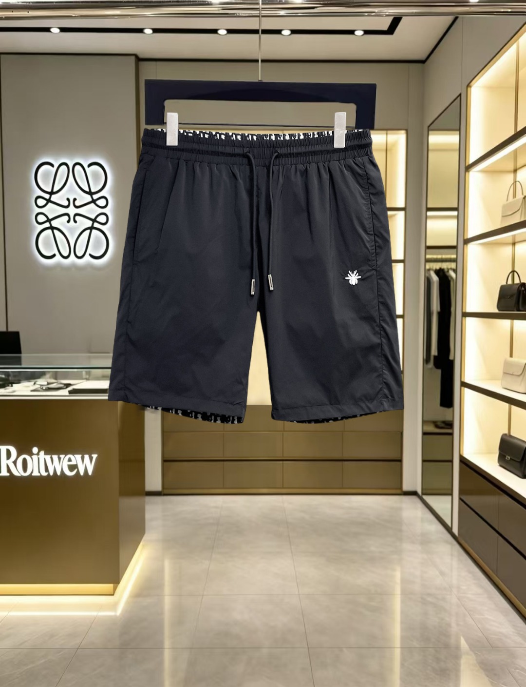 NO:847027,Dior 2026ss summer new original counter casual shorts, luxury classic brand original LOGO accessories, counter best-selling model. Very comfortable to wear, low-key yet luxurious, very classy to wear. Needless to say the trousers style and tailoring. The upper body is exquisite and high-end, first-class and top-quality materials. Really palace-level casual pants. The cotton of Turkey is of outstanding quality. After heavy washing, the pants are very soft!  Don't be picky. The upper body is absolutely stylish and extremely luxurious. Please state your height and weight when placing an order for sizes M-3XL.,,dior,shorts,19860909迪奥 2026ss夏季新款原单专柜休闲短裤,奢华经典品牌原版LOGO配饰 专柜热销款 身穿着非常舒适 低调不失奢华 穿出去非常有档次 裤型款式和裁剪亦无需多言 上身精致跃然高档一等一顶级质料 真正殿堂级的休闲裤 选用土耳其的棉花品质卓然,经过重水洗使得裤子很柔软！不挑人 上身绝对的有型 极度奢华. 尺码M-3XL下单报身高体重.,,dior,shorts,,Men's clothing