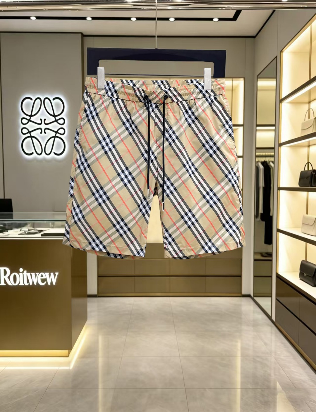 NO:847030,Burberry 2026ss summer new original counter casual shorts, luxury classic brand original LOGO accessories, counter best-selling model. Very comfortable to wear, low-key yet luxurious, very classy to wear. Needless to say the trousers style and tailoring. The upper body is exquisite and high-end, first-class and top-quality materials. Really palace-level casual pants. The cotton of Turkey is of outstanding quality. After heavy washing, the pants are very soft!  Don't be picky. The upper body is absolutely stylish and extremely luxurious. Please quote your height and weight when ordering sizes M-3XL.,,burberry,shorts,19860909巴宝莉 2026ss夏季新款原单专柜休闲短裤,奢华经典品牌原版LOGO配饰 专柜热销款 身穿着非常舒适 低调不失奢华 穿出去非常有档次 裤型款式和裁剪亦无需多言 上身精致跃然高档一等一顶级质料 真正殿堂级的休闲裤 选用土耳其的棉花品质卓然,经过重水洗使得裤子很柔软！不挑人 上身绝对的有型 极度奢华. 尺码M-3XL下单报身高体重.,,burberry,shorts,,Men's clothing