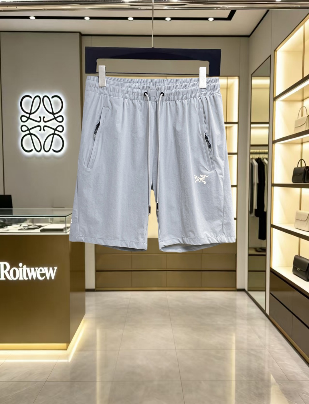 NO:847033,Arc'teryx 2026ss summer new original counter casual shorts, luxury classic brand original LOGO accessories, counter best-selling model, very comfortable to wear, low-key yet luxurious, very classy to wear. Needless to say, the trousers style and tailoring. The upper body is exquisite and high-end, first-class and top-quality materials. Really palace-level casual pants. The cotton of Türkiye is of outstanding quality. After heavy washing, the pants are very soft!  Don't be picky, the upper body is absolutely stylish and extremely luxurious. Please state your height and weight when placing an order for sizes M-3XL.,arc'teryx,shorts,19860909始祖鸟 2026ss夏季新款原单专柜休闲短裤,奢华经典品牌原版LOGO配饰 专柜热销款 身穿着非常舒适 低调不失奢华 穿出去非常有档次 裤型款式和裁剪亦无需多言 上身精致跃然高档一等一顶级质料 真正殿堂级的休闲裤 选用土耳其的棉花品质卓然,经过重水洗使得裤子很柔软！不挑人 上身绝对的有型 极度奢华. 尺码M-3XL下单报身高体重.,arc'teryx,shorts,,Men's clothing