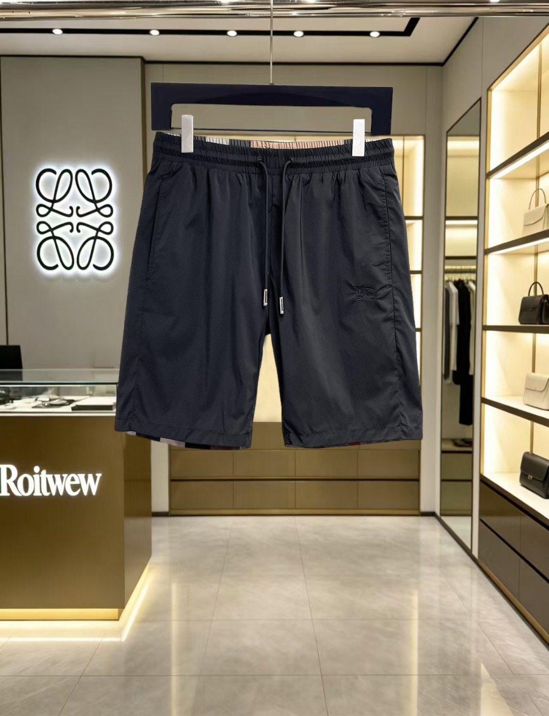 NO:847039,Burberry 2026ss summer new original counter casual shorts, luxury classic brand original LOGO accessories, counter best-selling model. Very comfortable to wear, low-key yet luxurious, very classy to wear. Needless to say the trousers style and tailoring. The upper body is exquisite and high-end, first-class and top-quality materials. Really palace-level casual pants. The cotton of Turkey is of outstanding quality. After heavy washing, the pants are very soft!  Don't be picky. The upper body is absolutely stylish and extremely luxurious. Please quote your height and weight when ordering sizes M-3XL.,,burberry,shorts,19860909巴宝莉 2026ss夏季新款原单专柜休闲短裤,奢华经典品牌原版LOGO配饰 专柜热销款 身穿着非常舒适 低调不失奢华 穿出去非常有档次 裤型款式和裁剪亦无需多言 上身精致跃然高档一等一顶级质料 真正殿堂级的休闲裤 选用土耳其的棉花品质卓然,经过重水洗使得裤子很柔软！不挑人 上身绝对的有型 极度奢华. 尺码M-3XL下单报身高体重.,,burberry,shorts,,Men's clothing