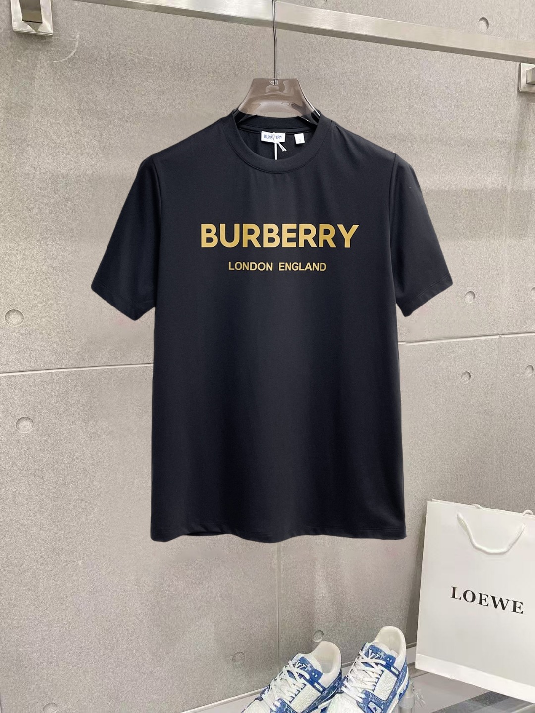 NO:912652,Burberry's top products 2026 spring and summer new debut counter latest short-sleeved round neck T-shirt, high-end custom design, avant-garde and fashionable!  The brand logo is designed with heavy craftsmanship. High-end customized 260g fabric. Soft to the touch. Comfortable to wear. Exquisite stitching at the counter level. Fine workmanship. The upper body effect is incomparably handsome!  A must-have item for a stylish man!  Size M-XXXL,,burberry,T-shirt,tees,t-shirt,19860909巴宝莉 顶级货品2026春夏新款首发专柜最新款短袖圆领T恤 高端订制 设计前卫时尚！品牌logo重工艺设计 高端定制260克面料.手感柔软.穿着舒适.专柜级别精致车线.做工精细.上身效果无敌帅气！型男必备单品！码数M-XXXL,,burberry,T-shirt,tees，t-shirt,,Men's clothing