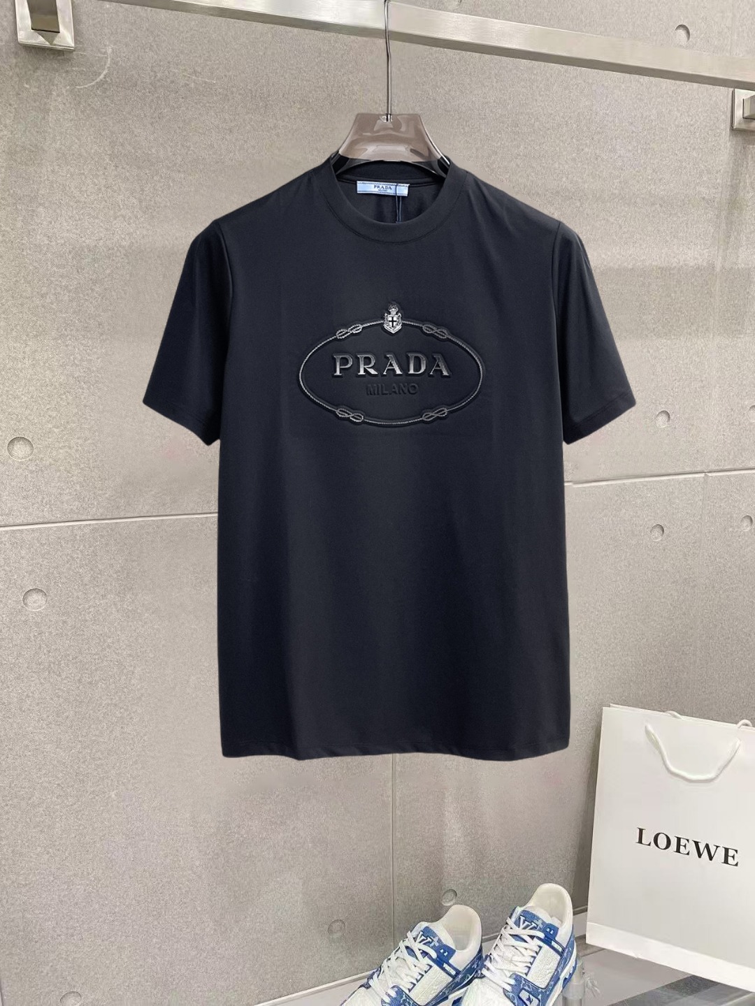 NO:912654,Prada's top products 2026 spring and summer new debut counter latest short-sleeved round neck T-shirt, high-end customization, avant-garde and fashionable design!  The brand logo is designed with heavy craftsmanship. High-end customized 260g fabric. Soft to the touch. Comfortable to wear. Exquisite stitching at the counter level. Fine workmanship. The upper body effect is incomparably handsome!  A must-have item for a stylish man!  Size M-XXXL,,prada,T-shirt,tees,t-shirt,19860909普拉达 顶级货品2026春夏新款首发专柜最新款短袖圆领T恤 高端订制 设计前卫时尚！品牌logo重工艺设计 高端定制260克面料.手感柔软.穿着舒适.专柜级别精致车线.做工精细.上身效果无敌帅气！型男必备单品！码数M-XXXL,,prada,T-shirt,tees，t-shirt,,Men's clothing