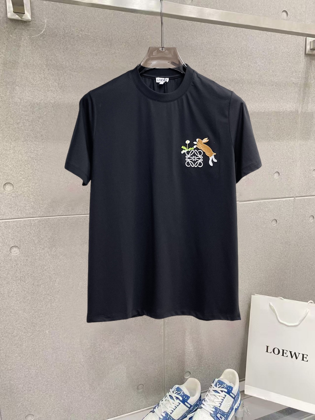 NO:912656,Luo Yiwei's top products 2026 spring and summer new debut counter, the latest short-sleeved round neck T-shirt, high-end customization, avant-garde and fashionable design!  The brand logo is designed with heavy craftsmanship. High-end customized 260g fabric. Soft to the touch. Comfortable to wear. Exquisite stitching at the counter level. Fine workmanship. The upper body effect is incomparably handsome!  A must-have item for a stylish man!  Size M-XXXL,,loewe,T-shirt,tees,t-shirt,19860909罗意威 顶级货品2026春夏新款首发专柜最新款短袖圆领T恤 高端订制 设计前卫时尚！品牌logo重工艺设计 高端定制260克面料.手感柔软.穿着舒适.专柜级别精致车线.做工精细.上身效果无敌帅气！型男必备单品！码数M-XXXL,,loewe,T-shirt,tees，t-shirt,,Men's clothing