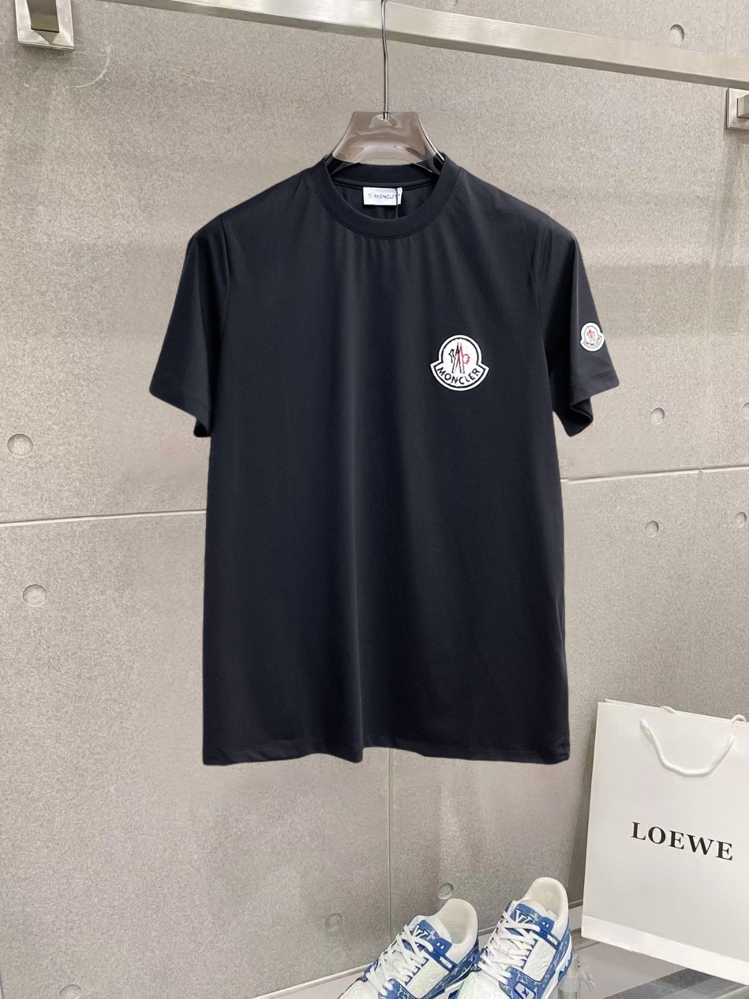 NO:912658,Mengkou's top products 2026 spring and summer new debut counter latest short-sleeved round neck T-shirt, high-end custom design, avant-garde and fashionable!  The brand logo is designed with heavy craftsmanship. High-end customized 260g fabric. Soft to the touch. Comfortable to wear. Exquisite stitching at the counter level. Fine workmanship. The upper body effect is incomparably handsome!  A must-have item for a stylish man!  Size M-XXXL,,Moncler,T-shirt,tees,t-shirt,19860909蒙口 顶级货品2026春夏新款首发专柜最新款短袖圆领T恤 高端订制 设计前卫时尚！品牌logo重工艺设计 高端定制260克面料.手感柔软.穿着舒适.专柜级别精致车线.做工精细.上身效果无敌帅气！型男必备单品！码数M-XXXL,,Moncler,T-shirt,tees，t-shirt,,Men's clothing