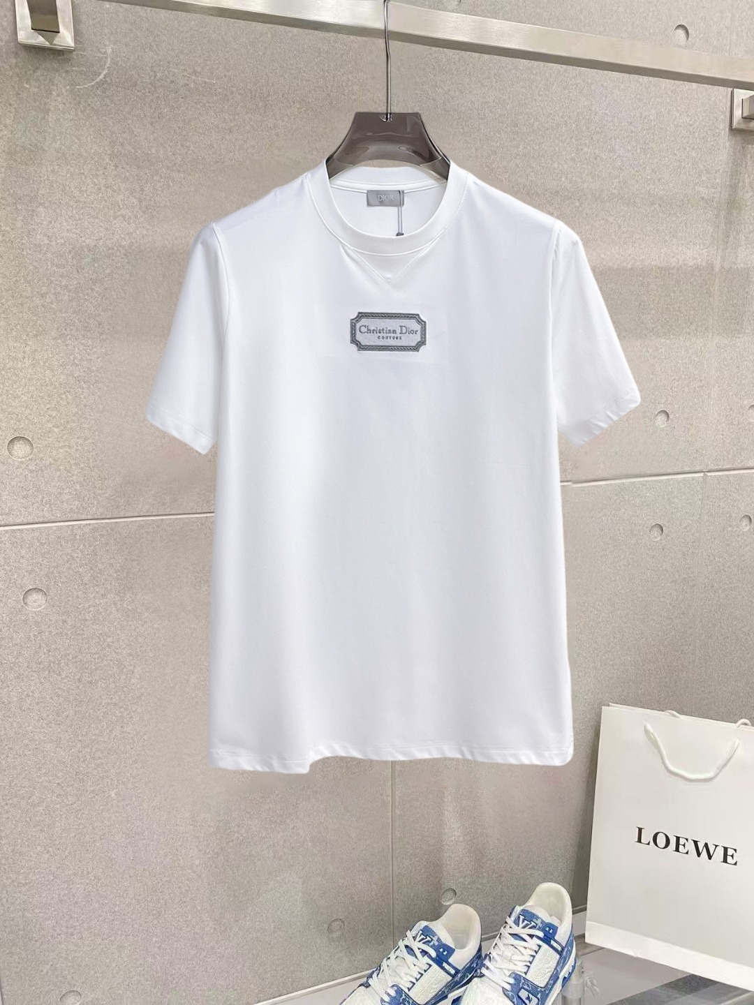 NO:912660,Dior's top products 2026 spring and summer new debut counter latest short-sleeved round neck T-shirt, high-end customization, avant-garde and fashionable design!  The brand logo is designed with heavy craftsmanship. High-end customized 260g fabric. Soft to the touch. Comfortable to wear. Exquisite stitching at the counter level. Fine workmanship. The upper body effect is incomparably handsome!  A must-have item for a stylish man!  Size M-XXXL,,dior,T-shirt,tees,t-shirt,19860909迪奥 顶级货品2026春夏新款首发专柜最新款短袖圆领T恤 高端订制 设计前卫时尚！品牌logo重工艺设计 高端定制260克面料.手感柔软.穿着舒适.专柜级别精致车线.做工精细.上身效果无敌帅气！型男必备单品！码数M-XXXL,,dior,T-shirt,tees，t-shirt,,Men's clothing