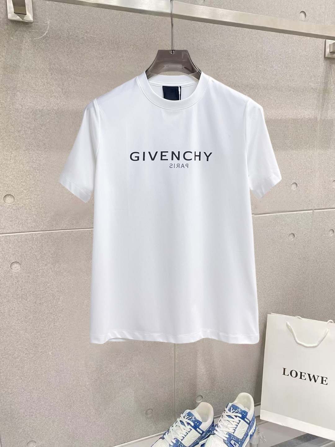 NO:912661,Givenchy's top products 2026 spring and summer new debut counter, the latest short-sleeved round neck T-shirt, high-end customization, avant-garde and fashionable design!  The brand logo is designed with heavy craftsmanship. High-end customized 260g fabric. Soft to the touch. Comfortable to wear. Exquisite stitching at the counter level. Fine workmanship. The upper body effect is incomparably handsome!  A must-have item for a stylish man!  Size M-XXXL,,givenchy,T-shirt,tees,t-shirt,19860909纪梵希 顶级货品2026春夏新款首发专柜最新款短袖圆领T恤 高端订制 设计前卫时尚！品牌logo重工艺设计 高端定制260克面料.手感柔软.穿着舒适.专柜级别精致车线.做工精细.上身效果无敌帅气！型男必备单品！码数M-XXXL,,givenchy,T-shirt,tees，t-shirt,,Men's clothing