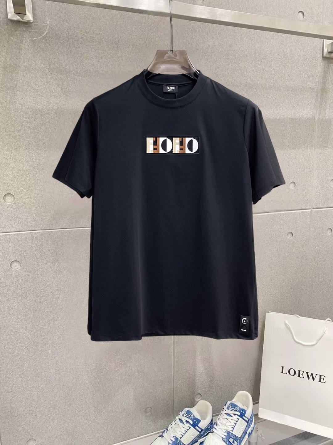 NO:912664,Fendi's top products 2026 spring and summer new debut counter latest short-sleeved round neck T-shirt, high-end customization, avant-garde and fashionable design!  The brand logo is designed with heavy craftsmanship. High-end customized 260g fabric. Soft to the touch. Comfortable to wear. Exquisite stitching at the counter level. Fine workmanship. The upper body effect is incomparably handsome!  A must-have item for a stylish man!  Size M-XXXL,,fendi,T-shirt,tees,t-shirt,19860909芬迪 顶级货品2026春夏新款首发专柜最新款短袖圆领T恤 高端订制 设计前卫时尚！品牌logo重工艺设计 高端定制260克面料.手感柔软.穿着舒适.专柜级别精致车线.做工精细.上身效果无敌帅气！型男必备单品！码数M-XXXL,,fendi,T-shirt,tees，t-shirt,,Men's clothing