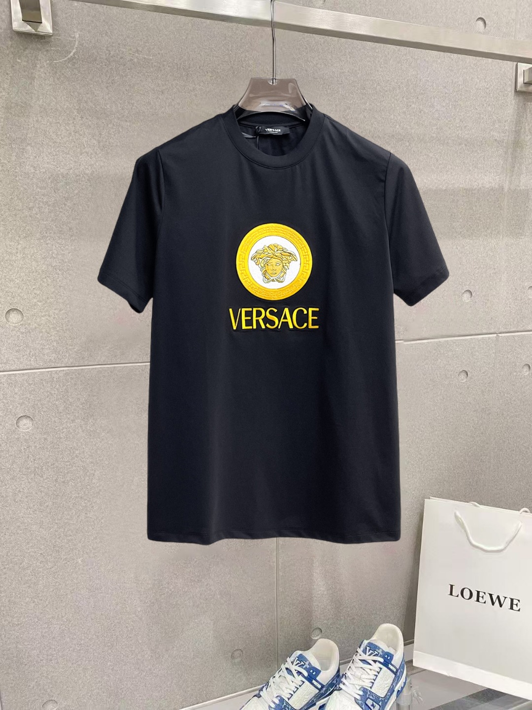 NO:912667,Versace's top products 2026 spring and summer new debut counter latest short-sleeved round neck T-shirt, high-end customization, avant-garde and fashionable design!  The brand logo is designed with heavy craftsmanship. High-end customized 260g fabric. Soft to the touch. Comfortable to wear. Exquisite stitching at the counter level. Fine workmanship. The upper body effect is incomparably handsome!  A must-have item for a stylish man!  Size M-XXXL,,versace,T-shirt,tees,t-shirt,19860909范思哲 顶级货品2026春夏新款首发专柜最新款短袖圆领T恤 高端订制 设计前卫时尚！品牌logo重工艺设计 高端定制260克面料.手感柔软.穿着舒适.专柜级别精致车线.做工精细.上身效果无敌帅气！型男必备单品！码数M-XXXL,,versace,T-shirt,tees，t-shirt,,Men's clothing