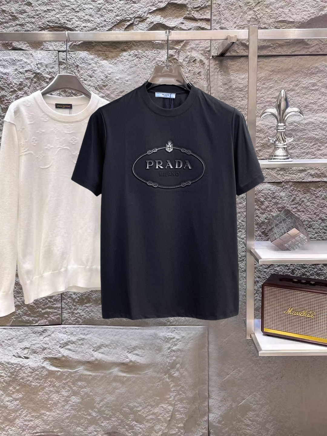NO:847046,Prada's top products 2026 spring and summer new debut counter latest short-sleeved round neck T-shirt, high-end customization, avant-garde and fashionable design!  The brand logo is designed with heavy craftsmanship. High-end customized 260g fabric. Soft to the touch. Comfortable to wear. Exquisite stitching at the counter level. Fine workmanship. The upper body effect is incomparably handsome!  A must-have item for a stylish man!  Size M-XXXL,,prada,T-shirt,tees,t-shirt,19860909普拉达 顶级货品2026春夏新款首发专柜最新款短袖圆领T恤 高端订制 设计前卫时尚！品牌logo重工艺设计 高端定制260克面料.手感柔软.穿着舒适.专柜级别精致车线.做工精细.上身效果无敌帅气！型男必备单品！码数M-XXXL,,prada,T-shirt,tees，t-shirt,,Men's clothing