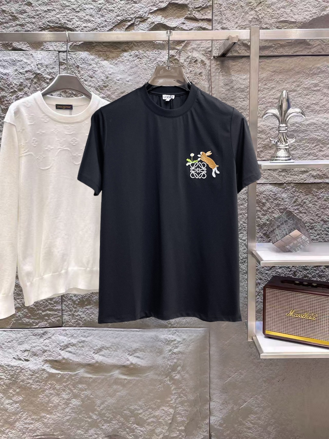 NO:847048,Luo Yiwei's top products 2026 spring and summer new debut counter, the latest short-sleeved round neck T-shirt, high-end customization, avant-garde and fashionable design!  The brand logo is designed with heavy craftsmanship. High-end customized 260g fabric. Soft to the touch. Comfortable to wear. Exquisite stitching at the counter level. Fine workmanship. The upper body effect is incomparably handsome!  A must-have item for a stylish man!  Size M-XXXL,,loewe,T-shirt,tees,t-shirt,19860909罗意威 顶级货品2026春夏新款首发专柜最新款短袖圆领T恤 高端订制 设计前卫时尚！品牌logo重工艺设计 高端定制260克面料.手感柔软.穿着舒适.专柜级别精致车线.做工精细.上身效果无敌帅气！型男必备单品！码数M-XXXL,,loewe,T-shirt,tees，t-shirt,,Men's clothing