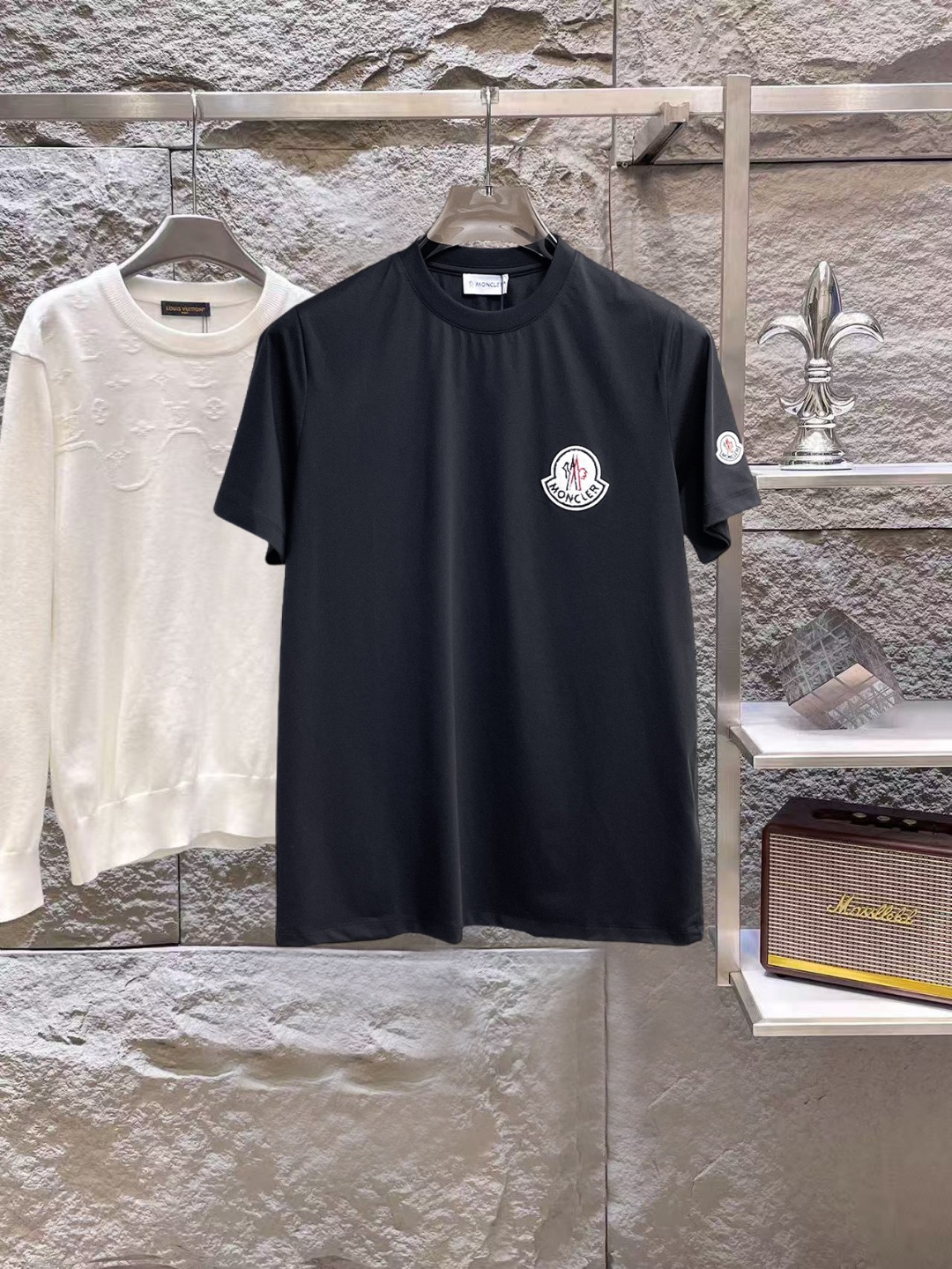 NO:847021,Mengkou's top products 2026 spring and summer new debut counter latest short-sleeved round neck T-shirt, high-end custom design, avant-garde and fashionable!  The brand logo is designed with heavy craftsmanship. High-end customized 260g fabric. Soft to the touch. Comfortable to wear. Exquisite stitching at the counter level. Fine workmanship. The upper body effect is incomparably handsome!  A must-have item for a stylish man!  Size M-XXXL,,Moncler,T-shirt,tees,t-shirt,19860909蒙口 顶级货品2026春夏新款首发专柜最新款短袖圆领T恤 高端订制 设计前卫时尚！品牌logo重工艺设计 高端定制260克面料.手感柔软.穿着舒适.专柜级别精致车线.做工精细.上身效果无敌帅气！型男必备单品！码数M-XXXL,,Moncler,T-shirt,tees，t-shirt,,Men's clothing