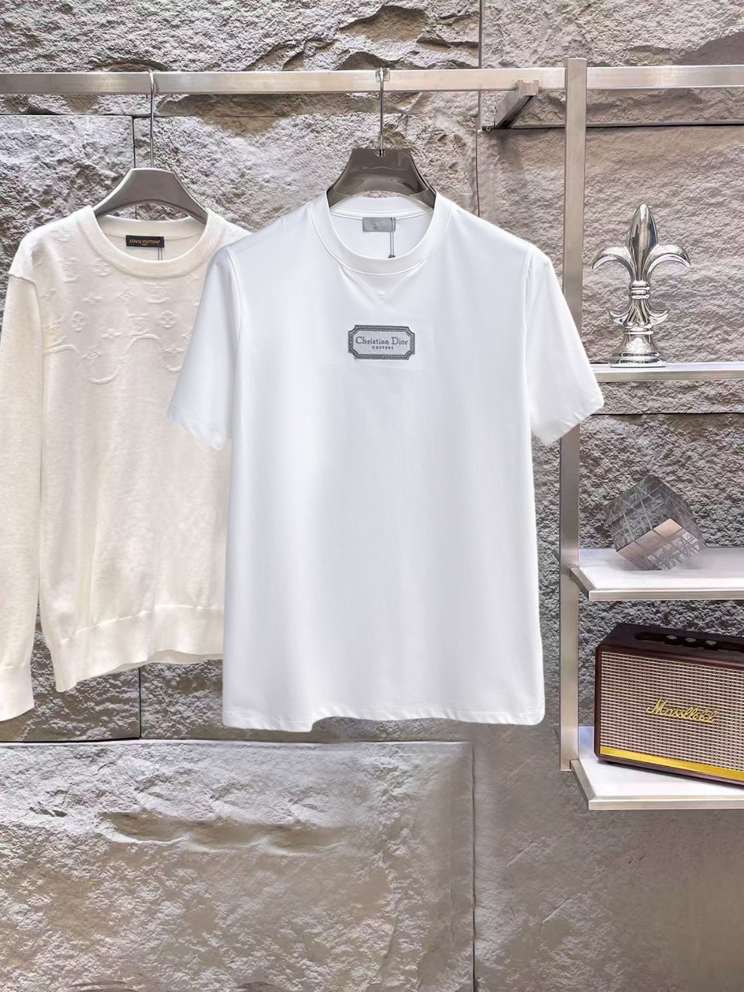 NO:847024,Dior's top products 2026 spring and summer new debut counter latest short-sleeved round neck T-shirt, high-end customization, avant-garde and fashionable design!  The brand logo is designed with heavy craftsmanship. High-end customized 260g fabric. Soft to the touch. Comfortable to wear. Exquisite stitching at the counter level. Fine workmanship. The upper body effect is incomparably handsome!  A must-have item for a stylish man!  Size M-XXXL,,dior,T-shirt,tees,t-shirt,19860909迪奥 顶级货品2026春夏新款首发专柜最新款短袖圆领T恤 高端订制 设计前卫时尚！品牌logo重工艺设计 高端定制260克面料.手感柔软.穿着舒适.专柜级别精致车线.做工精细.上身效果无敌帅气！型男必备单品！码数M-XXXL,,dior,T-shirt,tees，t-shirt,,Men's clothing