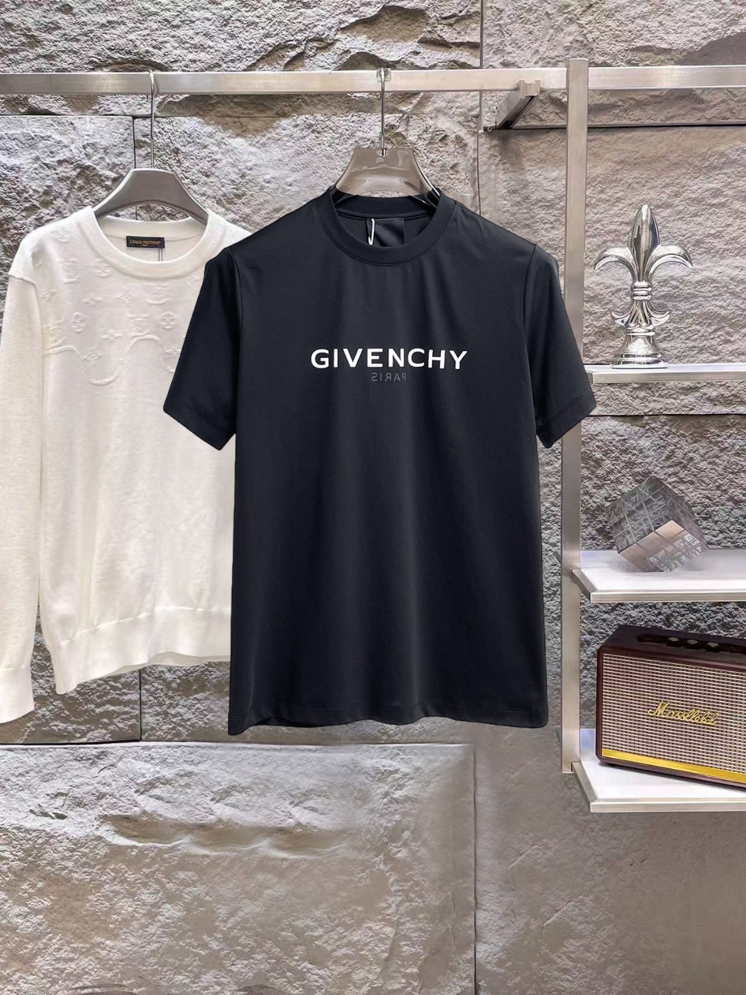 NO:847028,Givenchy's top products 2026 spring and summer new debut counter, the latest short-sleeved round neck T-shirt, high-end customization, avant-garde and fashionable design!  The brand logo is designed with heavy craftsmanship. High-end customized 260g fabric. Soft to the touch. Comfortable to wear. Exquisite stitching at the counter level. Fine workmanship. The upper body effect is incomparably handsome!  A must-have item for a stylish man!  Size M-XXXL,,givenchy,T-shirt,tees,t-shirt,19860909纪梵希 顶级货品2026春夏新款首发专柜最新款短袖圆领T恤 高端订制 设计前卫时尚！品牌logo重工艺设计 高端定制260克面料.手感柔软.穿着舒适.专柜级别精致车线.做工精细.上身效果无敌帅气！型男必备单品！码数M-XXXL,,givenchy,T-shirt,tees，t-shirt,,Men's clothing