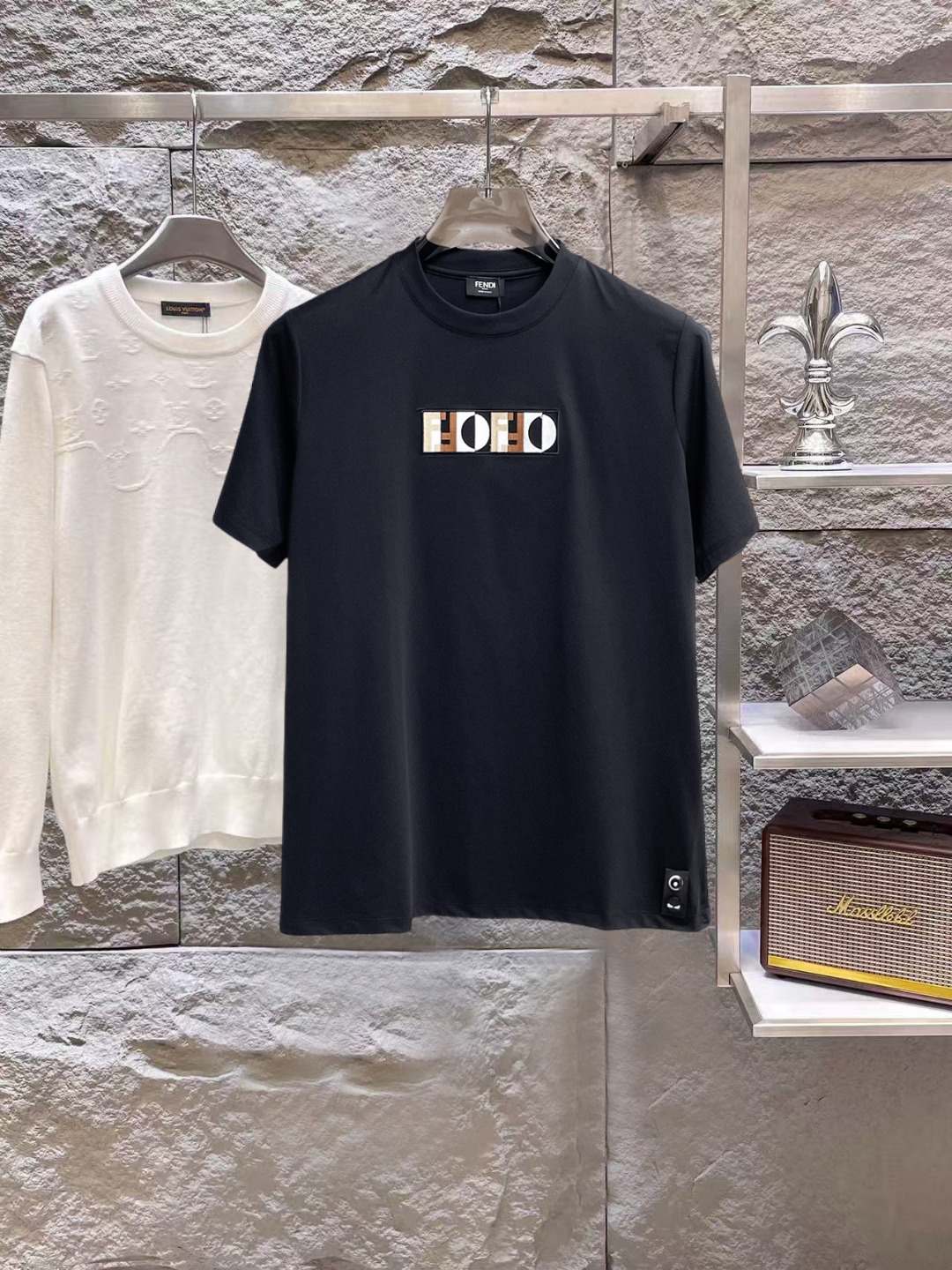 NO:847031,Fendi's top products 2026 spring and summer new debut counter latest short-sleeved round neck T-shirt, high-end customization, avant-garde and fashionable design!  The brand logo is designed with heavy craftsmanship. High-end customized 260g fabric. Soft to the touch. Comfortable to wear. Exquisite stitching at the counter level. Fine workmanship. The upper body effect is incomparably handsome!  A must-have item for a stylish man!  Size M-XXXL,,fendi,T-shirt,tees,t-shirt,19860909芬迪 顶级货品2026春夏新款首发专柜最新款短袖圆领T恤 高端订制 设计前卫时尚！品牌logo重工艺设计 高端定制260克面料.手感柔软.穿着舒适.专柜级别精致车线.做工精细.上身效果无敌帅气！型男必备单品！码数M-XXXL,,fendi,T-shirt,tees，t-shirt,,Men's clothing