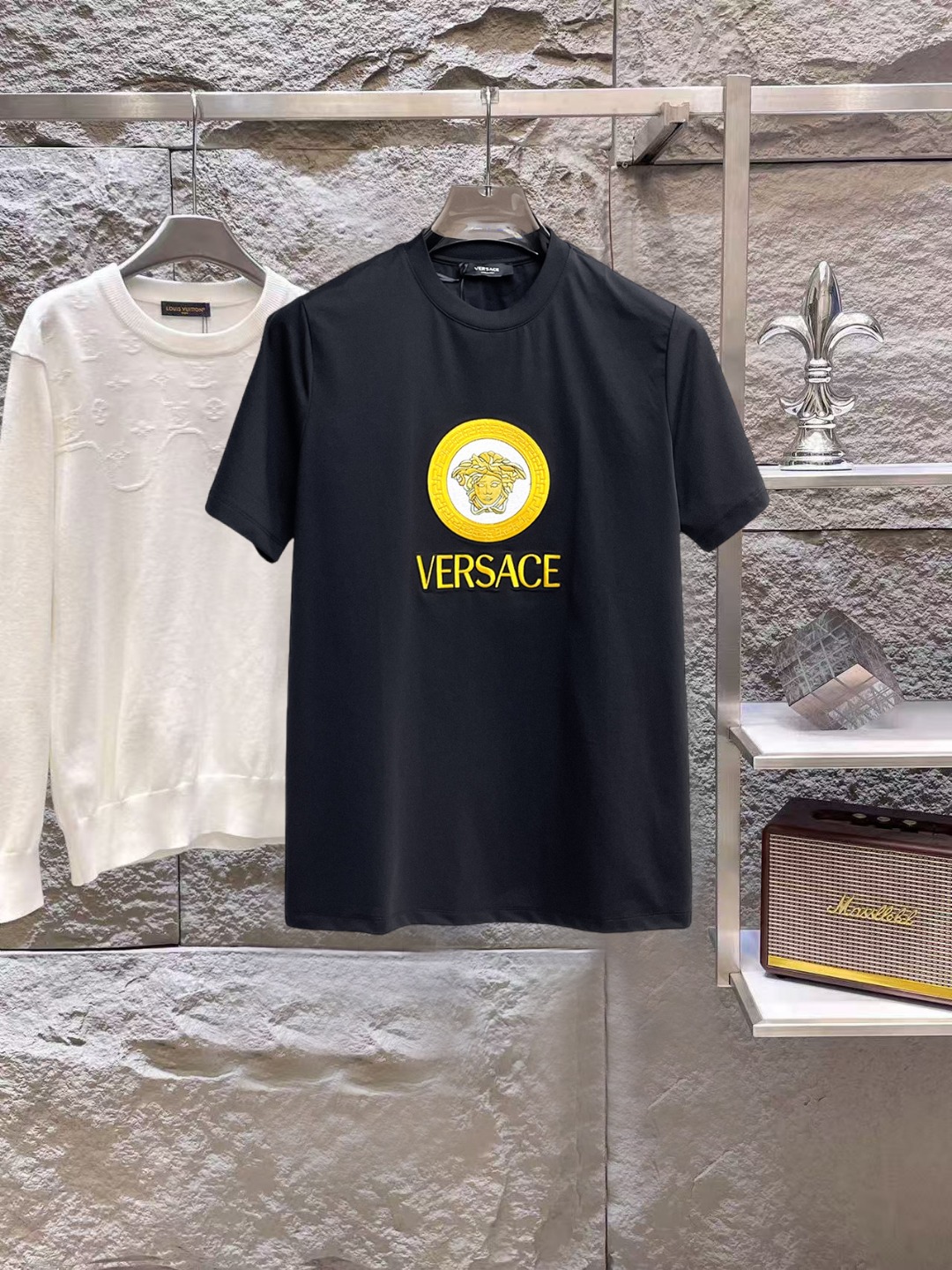 NO:847034,Versace's top products 2026 spring and summer new debut counter latest short-sleeved round neck T-shirt, high-end customization, avant-garde and fashionable design!  The brand logo is designed with heavy craftsmanship. High-end customized 260g fabric. Soft to the touch. Comfortable to wear. Exquisite stitching at the counter level. Fine workmanship. The upper body effect is incomparably handsome!  A must-have item for a stylish man!  Size M-XXXL,,versace,T-shirt,tees,t-shirt,19860909范思哲 顶级货品2026春夏新款首发专柜最新款短袖圆领T恤 高端订制 设计前卫时尚！品牌logo重工艺设计 高端定制260克面料.手感柔软.穿着舒适.专柜级别精致车线.做工精细.上身效果无敌帅气！型男必备单品！码数M-XXXL,,versace,T-shirt,tees，t-shirt,,Men's clothing