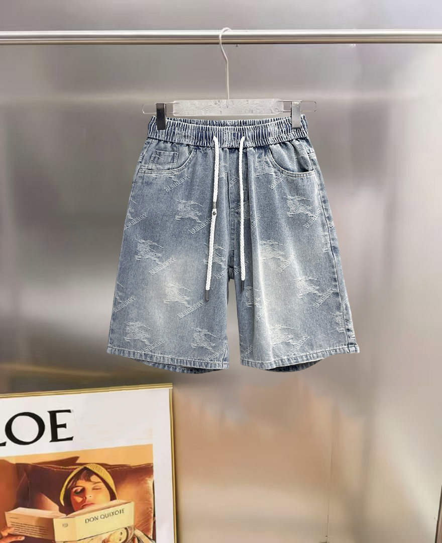 NO:847069,Burberry 2026ss summer new original counter casual shorts, luxury classic brand original LOGO accessories, counter best-selling model. Very comfortable to wear, low-key yet luxurious, very classy to wear. Needless to say the trousers style and tailoring. The upper body is exquisite and high-end, first-class and top-quality materials. Really palace-level casual pants. The cotton of Turkey is of outstanding quality. After heavy washing, the pants are very soft!  Don't be picky. The upper body is absolutely stylish and extremely luxurious. Please quote your height and weight when ordering sizes M-3XL.,,burberry,shorts,19860909巴宝莉 2026ss夏季新款原单专柜休闲短裤,奢华经典品牌原版LOGO配饰 专柜热销款 身穿着非常舒适 低调不失奢华 穿出去非常有档次 裤型款式和裁剪亦无需多言 上身精致跃然高档一等一顶级质料 真正殿堂级的休闲裤 选用土耳其的棉花品质卓然,经过重水洗使得裤子很柔软！不挑人 上身绝对的有型 极度奢华. 尺码M-3XL下单报身高体重.,,burberry,shorts,,Men's clothing