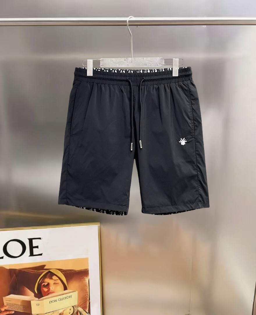 NO:847056,Dior 2026ss summer new original counter casual shorts, luxury classic brand original LOGO accessories, counter best-selling model. Very comfortable to wear, low-key yet luxurious, very classy to wear. Needless to say the trousers style and tailoring. The upper body is exquisite and high-end, first-class and top-quality materials. Really palace-level casual pants. The cotton of Turkey is of outstanding quality. After heavy washing, the pants are very soft!  Don't be picky. The upper body is absolutely stylish and extremely luxurious. Please state your height and weight when placing an order for sizes M-3XL.,,dior,shorts,19860909迪奥 2026ss夏季新款原单专柜休闲短裤,奢华经典品牌原版LOGO配饰 专柜热销款 身穿着非常舒适 低调不失奢华 穿出去非常有档次 裤型款式和裁剪亦无需多言 上身精致跃然高档一等一顶级质料 真正殿堂级的休闲裤 选用土耳其的棉花品质卓然,经过重水洗使得裤子很柔软！不挑人 上身绝对的有型 极度奢华. 尺码M-3XL下单报身高体重.,,dior,shorts,,Men's clothing