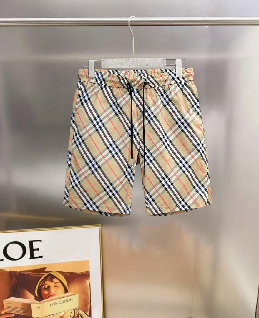 NO:847058,Burberry 2026ss summer new original counter casual shorts, luxury classic brand original LOGO accessories, counter best-selling model. Very comfortable to wear, low-key yet luxurious, very classy to wear. Needless to say the trousers style and tailoring. The upper body is exquisite and high-end, first-class and top-quality materials. Really palace-level casual pants. The cotton of Turkey is of outstanding quality. After heavy washing, the pants are very soft!  Don't be picky. The upper body is absolutely stylish and extremely luxurious. Please quote your height and weight when ordering sizes M-3XL.,,burberry,shorts,19860909巴宝莉 2026ss夏季新款原单专柜休闲短裤,奢华经典品牌原版LOGO配饰 专柜热销款 身穿着非常舒适 低调不失奢华 穿出去非常有档次 裤型款式和裁剪亦无需多言 上身精致跃然高档一等一顶级质料 真正殿堂级的休闲裤 选用土耳其的棉花品质卓然,经过重水洗使得裤子很柔软！不挑人 上身绝对的有型 极度奢华. 尺码M-3XL下单报身高体重.,,burberry,shorts,,Men's clothing