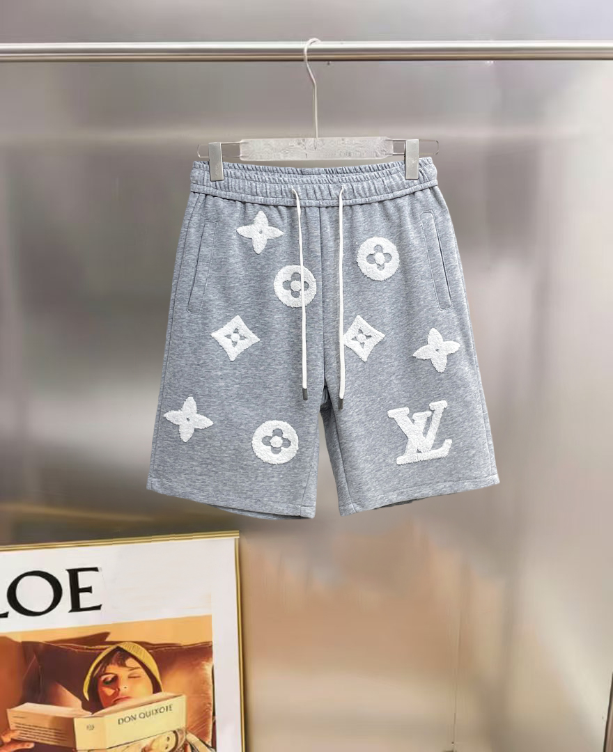 NO:847062,lv 2026ss summer new original counter casual shorts, luxury classic brand original LOGO accessories, counter best-selling model, very comfortable to wear, low-key yet luxurious, very classy to wear. Needless to say the trousers style and tailoring, the upper body is exquisite and high-end, first-class and top-quality materials. Really palace-level casual pants. The cotton of Turkey is selected for its outstanding quality. After heavy washing, the pants are very soft!  Don't be picky. The upper body is absolutely stylish and extremely luxurious. Please quote your height and weight when ordering sizes M-3XL.,,louis vuitton,shorts,19860909lv 2026ss夏季新款原单专柜休闲短裤,奢华经典品牌原版LOGO配饰 专柜热销款 身穿着非常舒适 低调不失奢华 穿出去非常有档次 裤型款式和裁剪亦无需多言 上身精致跃然高档一等一顶级质料 真正殿堂级的休闲裤 选用土耳其的棉花品质卓然,经过重水洗使得裤子很柔软！不挑人 上身绝对的有型 极度奢华. 尺码M-3XL下单报身高体重.,,louis vuitton,shorts,,Men's clothing