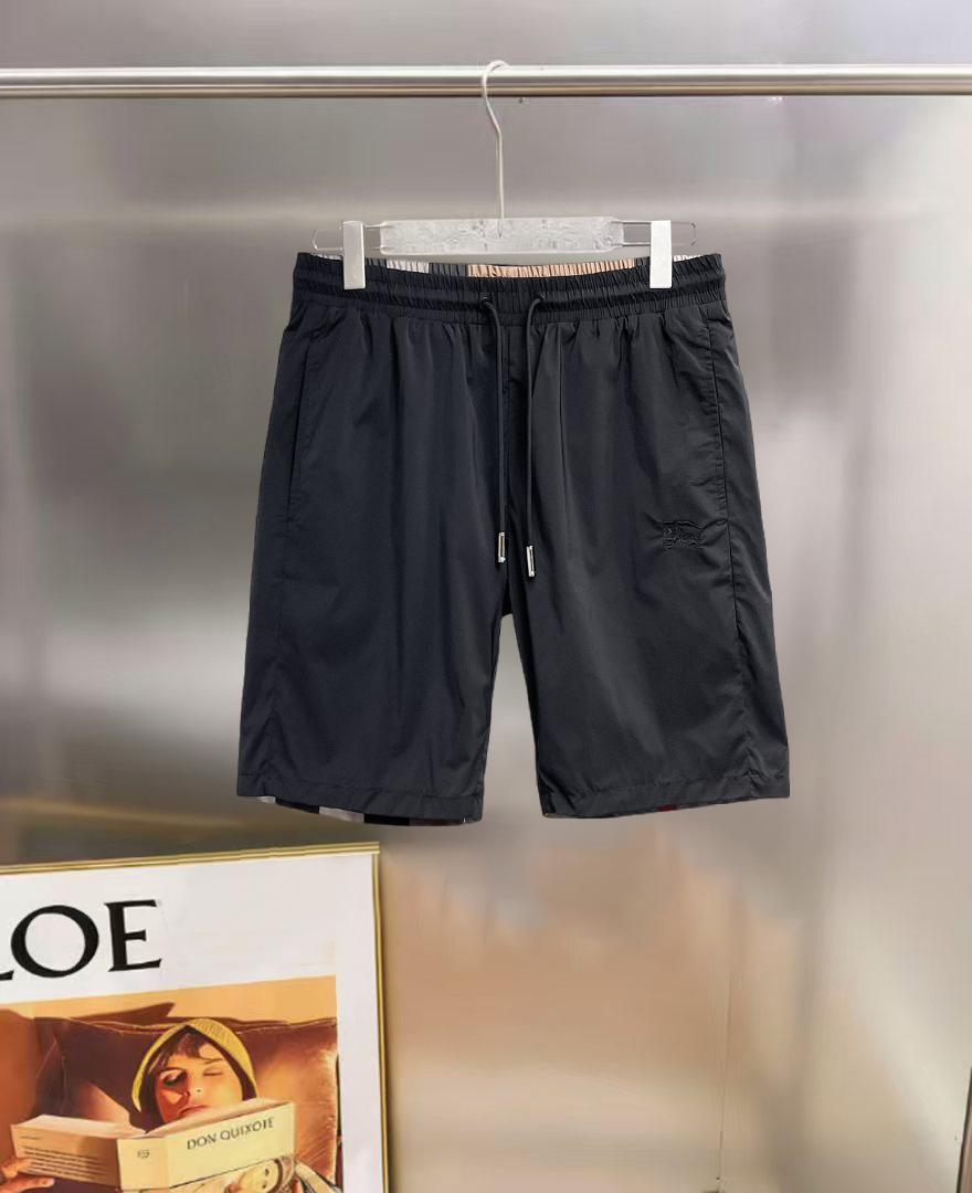 NO:847064,Burberry 2026ss summer new original counter casual shorts, luxury classic brand original LOGO accessories, counter best-selling model. Very comfortable to wear, low-key yet luxurious, very classy to wear. Needless to say the trousers style and tailoring. The upper body is exquisite and high-end, first-class and top-quality materials. Really palace-level casual pants. The cotton of Turkey is of outstanding quality. After heavy washing, the pants are very soft!  Don't be picky. The upper body is absolutely stylish and extremely luxurious. Please quote your height and weight when ordering sizes M-3XL.,,burberry,shorts,19860909巴宝莉 2026ss夏季新款原单专柜休闲短裤,奢华经典品牌原版LOGO配饰 专柜热销款 身穿着非常舒适 低调不失奢华 穿出去非常有档次 裤型款式和裁剪亦无需多言 上身精致跃然高档一等一顶级质料 真正殿堂级的休闲裤 选用土耳其的棉花品质卓然,经过重水洗使得裤子很柔软！不挑人 上身绝对的有型 极度奢华. 尺码M-3XL下单报身高体重.,,burberry,shorts,,Men's clothing
