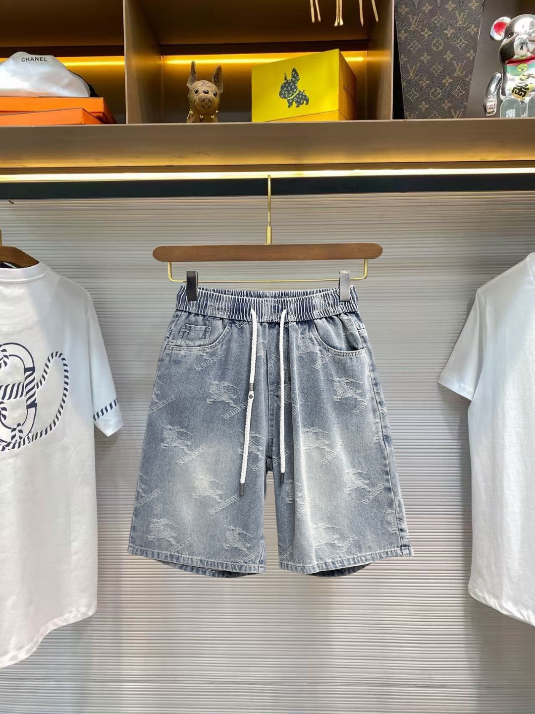 NO:860880,Burberry 2026ss summer new original counter casual shorts, luxury classic brand original LOGO accessories, counter best-selling model. Very comfortable to wear, low-key yet luxurious, very classy to wear. Needless to say the trousers style and tailoring. The upper body is exquisite and high-end, first-class and top-quality materials. Really palace-level casual pants. The cotton of Turkey is of outstanding quality. After heavy washing, the pants are very soft!  Don't be picky. The upper body is absolutely stylish and extremely luxurious. Please quote your height and weight when ordering sizes M-3XL.,,burberry,shorts,19860909巴宝莉 2026ss夏季新款原单专柜休闲短裤,奢华经典品牌原版LOGO配饰 专柜热销款 身穿着非常舒适 低调不失奢华 穿出去非常有档次 裤型款式和裁剪亦无需多言 上身精致跃然高档一等一顶级质料 真正殿堂级的休闲裤 选用土耳其的棉花品质卓然,经过重水洗使得裤子很柔软！不挑人 上身绝对的有型 极度奢华. 尺码M-3XL下单报身高体重.,,burberry,shorts,,Men's clothing