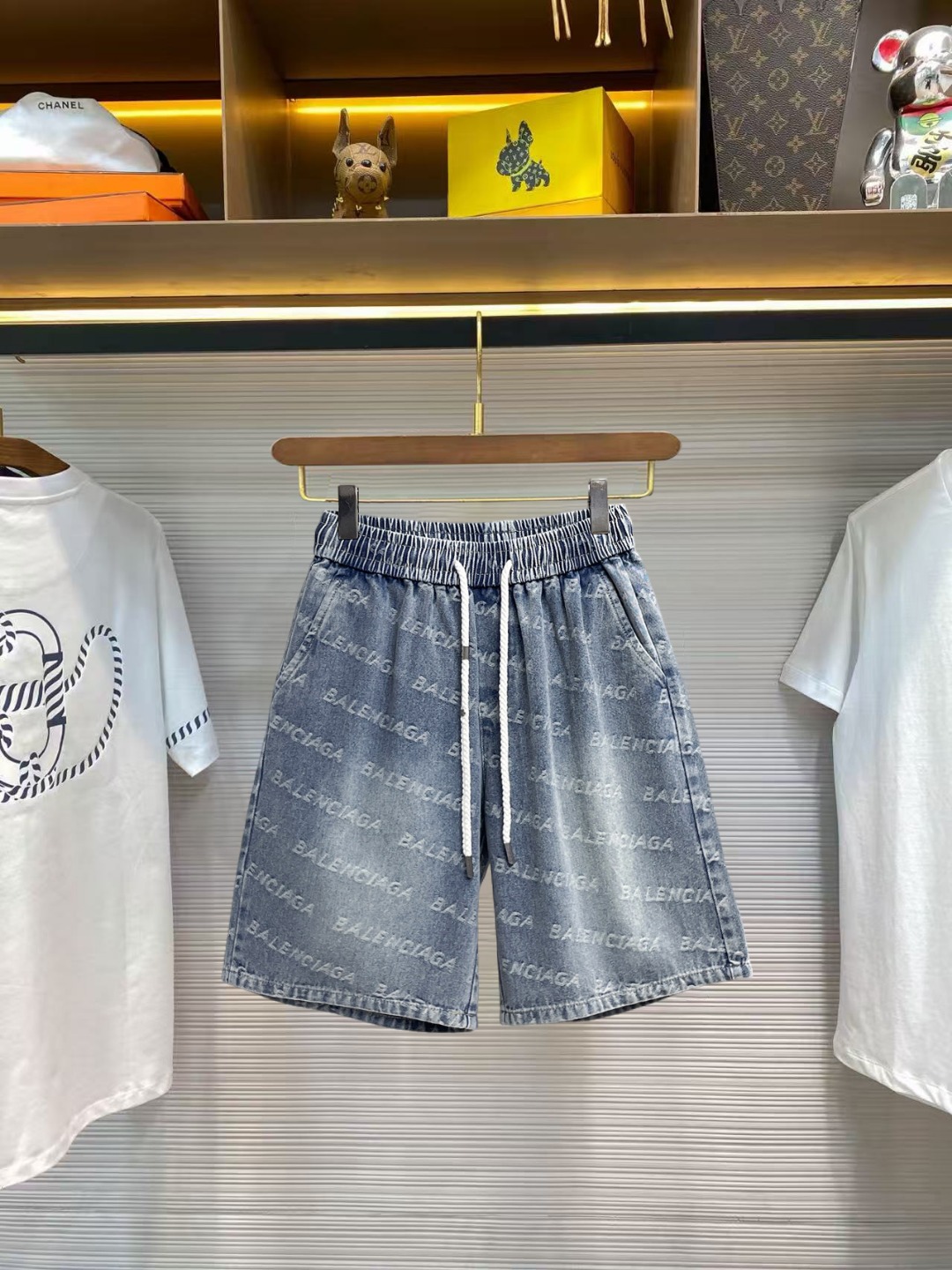 NO:860889,Balenciaga 2026ss summer new original counter casual shorts, luxury classic brand original LOGO accessories, counter best-selling style, very comfortable to wear, low-key yet luxurious, very classy to wear. Needless to say, the trousers style and tailoring. The upper body is exquisite and high-end, first-class and top-quality materials. Really palace-level casual pants. The cotton of Turkey is of outstanding quality. After heavy washing, the pants are very soft!  Don't be picky. The upper body is absolutely stylish and extremely luxurious. Please state your height and weight when ordering sizes M-3XL.,,balenciaga,shorts,19860909巴黎世家 2026ss夏季新款原单专柜休闲短裤,奢华经典品牌原版LOGO配饰 专柜热销款 身穿着非常舒适 低调不失奢华 穿出去非常有档次 裤型款式和裁剪亦无需多言 上身精致跃然高档一等一顶级质料 真正殿堂级的休闲裤 选用土耳其的棉花品质卓然,经过重水洗使得裤子很柔软！不挑人 上身绝对的有型 极度奢华. 尺码M-3XL下单报身高体重.,,balenciaga,shorts,,Men's clothing