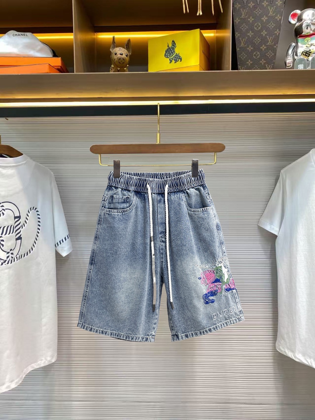 NO:860897,Burberry 2026ss summer new original counter casual shorts, luxury classic brand original LOGO accessories, counter best-selling model. Very comfortable to wear, low-key yet luxurious, very classy to wear. Needless to say the trousers style and tailoring. The upper body is exquisite and high-end, first-class and top-quality materials. Really palace-level casual pants. The cotton of Turkey is of outstanding quality. After heavy washing, the pants are very soft!  Don't be picky. The upper body is absolutely stylish and extremely luxurious. Please quote your height and weight when ordering sizes M-3XL.,,burberry,shorts,19860909巴宝莉 2026ss夏季新款原单专柜休闲短裤,奢华经典品牌原版LOGO配饰 专柜热销款 身穿着非常舒适 低调不失奢华 穿出去非常有档次 裤型款式和裁剪亦无需多言 上身精致跃然高档一等一顶级质料 真正殿堂级的休闲裤 选用土耳其的棉花品质卓然,经过重水洗使得裤子很柔软！不挑人 上身绝对的有型 极度奢华. 尺码M-3XL下单报身高体重.,,burberry,shorts,,Men's clothing
