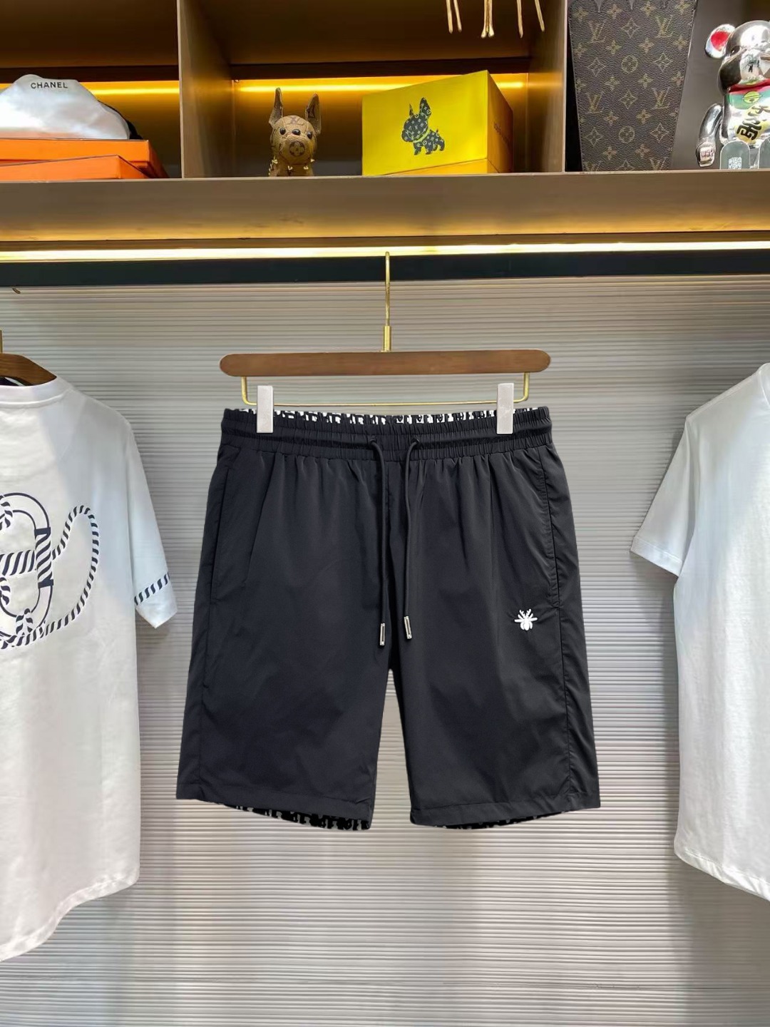 NO:860907,Dior 2026ss summer new original counter casual shorts, luxury classic brand original LOGO accessories, counter best-selling model. Very comfortable to wear, low-key yet luxurious, very classy to wear. Needless to say the trousers style and tailoring. The upper body is exquisite and high-end, first-class and top-quality materials. Really palace-level casual pants. The cotton of Turkey is of outstanding quality. After heavy washing, the pants are very soft!  Don't be picky. The upper body is absolutely stylish and extremely luxurious. Please state your height and weight when placing an order for sizes M-3XL.,,dior,shorts,19860909迪奥 2026ss夏季新款原单专柜休闲短裤,奢华经典品牌原版LOGO配饰 专柜热销款 身穿着非常舒适 低调不失奢华 穿出去非常有档次 裤型款式和裁剪亦无需多言 上身精致跃然高档一等一顶级质料 真正殿堂级的休闲裤 选用土耳其的棉花品质卓然,经过重水洗使得裤子很柔软！不挑人 上身绝对的有型 极度奢华. 尺码M-3XL下单报身高体重.,,dior,shorts,,Men's clothing