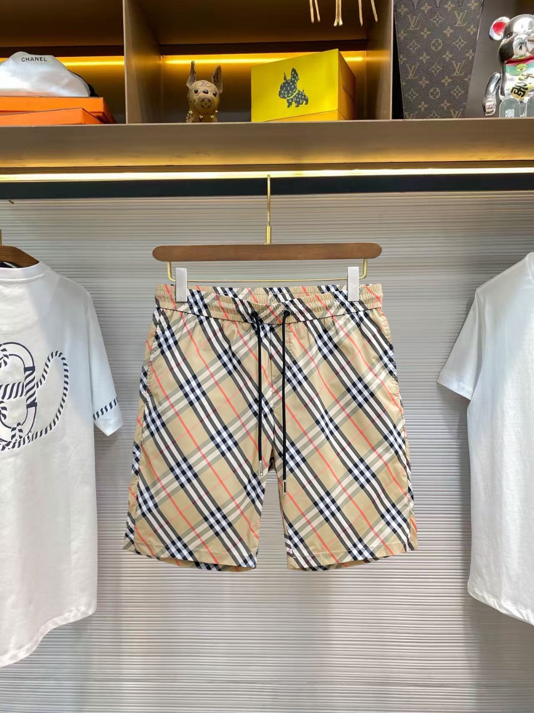 NO:860915,Burberry 2026ss summer new original counter casual shorts, luxury classic brand original LOGO accessories, counter best-selling model. Very comfortable to wear, low-key yet luxurious, very classy to wear. Needless to say the trousers style and tailoring. The upper body is exquisite and high-end, first-class and top-quality materials. Really palace-level casual pants. The cotton of Turkey is of outstanding quality. After heavy washing, the pants are very soft!  Don't be picky. The upper body is absolutely stylish and extremely luxurious. Please quote your height and weight when ordering sizes M-3XL.,,burberry,shorts,19860909巴宝莉 2026ss夏季新款原单专柜休闲短裤,奢华经典品牌原版LOGO配饰 专柜热销款 身穿着非常舒适 低调不失奢华 穿出去非常有档次 裤型款式和裁剪亦无需多言 上身精致跃然高档一等一顶级质料 真正殿堂级的休闲裤 选用土耳其的棉花品质卓然,经过重水洗使得裤子很柔软！不挑人 上身绝对的有型 极度奢华. 尺码M-3XL下单报身高体重.,,burberry,shorts,,Men's clothing