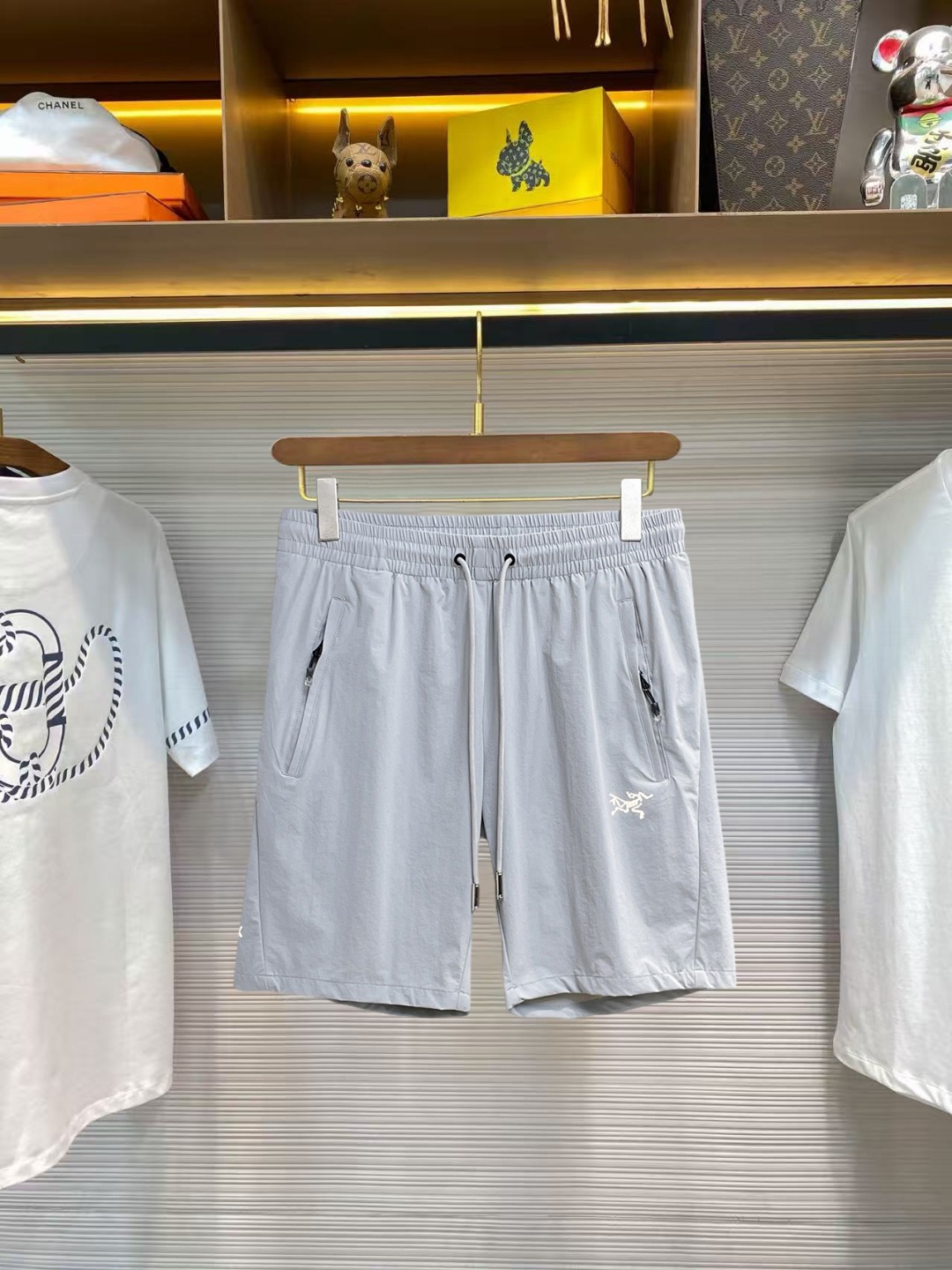 NO:860925,Arc'teryx 2026ss summer new original counter casual shorts, luxury classic brand original LOGO accessories, counter best-selling model, very comfortable to wear, low-key yet luxurious, very classy to wear. Needless to say, the trousers style and tailoring. The upper body is exquisite and high-end, first-class and top-quality materials. Really palace-level casual pants. The cotton of Türkiye is of outstanding quality. After heavy washing, the pants are very soft!  Don't be picky, the upper body is absolutely stylish and extremely luxurious. Please state your height and weight when placing an order for sizes M-3XL.,arc'teryx,shorts,19860909始祖鸟 2026ss夏季新款原单专柜休闲短裤,奢华经典品牌原版LOGO配饰 专柜热销款 身穿着非常舒适 低调不失奢华 穿出去非常有档次 裤型款式和裁剪亦无需多言 上身精致跃然高档一等一顶级质料 真正殿堂级的休闲裤 选用土耳其的棉花品质卓然,经过重水洗使得裤子很柔软！不挑人 上身绝对的有型 极度奢华. 尺码M-3XL下单报身高体重.,arc'teryx,shorts,,Men's clothing