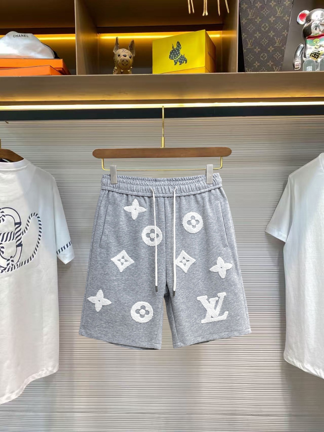 NO:860938,lv 2026ss summer new original counter casual shorts, luxury classic brand original LOGO accessories, counter best-selling model, very comfortable to wear, low-key yet luxurious, very classy to wear. Needless to say the trousers style and tailoring, the upper body is exquisite and high-end, first-class and top-quality materials. Really palace-level casual pants. The cotton of Turkey is selected for its outstanding quality. After heavy washing, the pants are very soft!  Don't be picky. The upper body is absolutely stylish and extremely luxurious. Please quote your height and weight when ordering sizes M-3XL.,,louis vuitton,shorts,19860909lv 2026ss夏季新款原单专柜休闲短裤,奢华经典品牌原版LOGO配饰 专柜热销款 身穿着非常舒适 低调不失奢华 穿出去非常有档次 裤型款式和裁剪亦无需多言 上身精致跃然高档一等一顶级质料 真正殿堂级的休闲裤 选用土耳其的棉花品质卓然,经过重水洗使得裤子很柔软！不挑人 上身绝对的有型 极度奢华. 尺码M-3XL下单报身高体重.,,louis vuitton,shorts,,Men's clothing