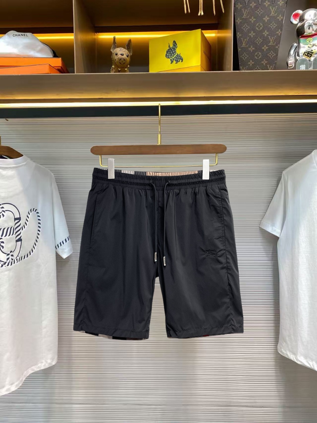 NO:860856,Burberry 2026ss summer new original counter casual shorts, luxury classic brand original LOGO accessories, counter best-selling model. Very comfortable to wear, low-key yet luxurious, very classy to wear. Needless to say the trousers style and tailoring. The upper body is exquisite and high-end, first-class and top-quality materials. Really palace-level casual pants. The cotton of Turkey is of outstanding quality. After heavy washing, the pants are very soft!  Don't be picky. The upper body is absolutely stylish and extremely luxurious. Please quote your height and weight when ordering sizes M-3XL.,,burberry,shorts,19860909巴宝莉 2026ss夏季新款原单专柜休闲短裤,奢华经典品牌原版LOGO配饰 专柜热销款 身穿着非常舒适 低调不失奢华 穿出去非常有档次 裤型款式和裁剪亦无需多言 上身精致跃然高档一等一顶级质料 真正殿堂级的休闲裤 选用土耳其的棉花品质卓然,经过重水洗使得裤子很柔软！不挑人 上身绝对的有型 极度奢华. 尺码M-3XL下单报身高体重.,,burberry,shorts,,Men's clothing