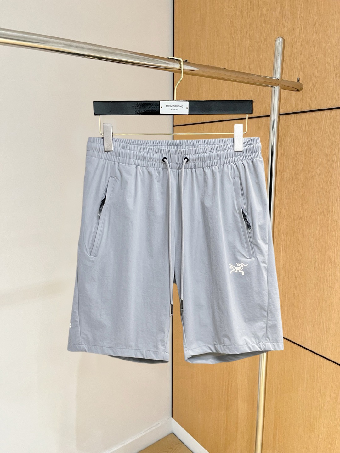 NO:860688,Arc'teryx 2026ss summer new original counter casual shorts, luxury classic brand original LOGO accessories, counter best-selling model, very comfortable to wear, low-key yet luxurious, very classy to wear. Needless to say, the trousers style and tailoring. The upper body is exquisite and high-end, first-class and top-quality materials. Really palace-level casual pants. The cotton of Türkiye is of outstanding quality. After heavy washing, the pants are very soft!  Don't be picky, the upper body is absolutely stylish and extremely luxurious. Please state your height and weight when placing an order for sizes M-3XL.,arc'teryx,shorts,19860909始祖鸟 2026ss夏季新款原单专柜休闲短裤,奢华经典品牌原版LOGO配饰 专柜热销款 身穿着非常舒适 低调不失奢华 穿出去非常有档次 裤型款式和裁剪亦无需多言 上身精致跃然高档一等一顶级质料 真正殿堂级的休闲裤 选用土耳其的棉花品质卓然,经过重水洗使得裤子很柔软！不挑人 上身绝对的有型 极度奢华. 尺码M-3XL下单报身高体重.,arc'teryx,shorts,,Men's clothing