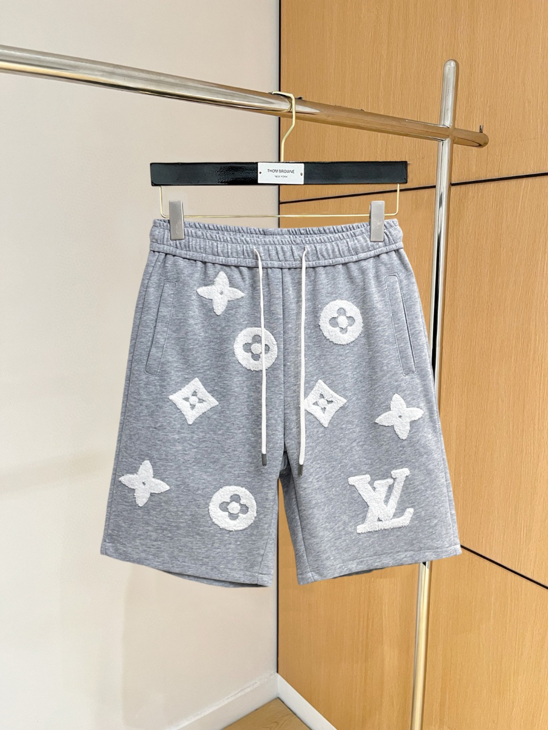 NO:860698,lv 2026ss summer new original counter casual shorts, luxury classic brand original LOGO accessories, counter best-selling model, very comfortable to wear, low-key yet luxurious, very classy to wear. Needless to say the trousers style and tailoring, the upper body is exquisite and high-end, first-class and top-quality materials. Really palace-level casual pants. The cotton of Turkey is selected for its outstanding quality. After heavy washing, the pants are very soft!  Don't be picky. The upper body is absolutely stylish and extremely luxurious. Please quote your height and weight when ordering sizes M-3XL.,,louis vuitton,shorts,19860909lv 2026ss夏季新款原单专柜休闲短裤,奢华经典品牌原版LOGO配饰 专柜热销款 身穿着非常舒适 低调不失奢华 穿出去非常有档次 裤型款式和裁剪亦无需多言 上身精致跃然高档一等一顶级质料 真正殿堂级的休闲裤 选用土耳其的棉花品质卓然,经过重水洗使得裤子很柔软！不挑人 上身绝对的有型 极度奢华. 尺码M-3XL下单报身高体重.,,louis vuitton,shorts,,Men's clothing