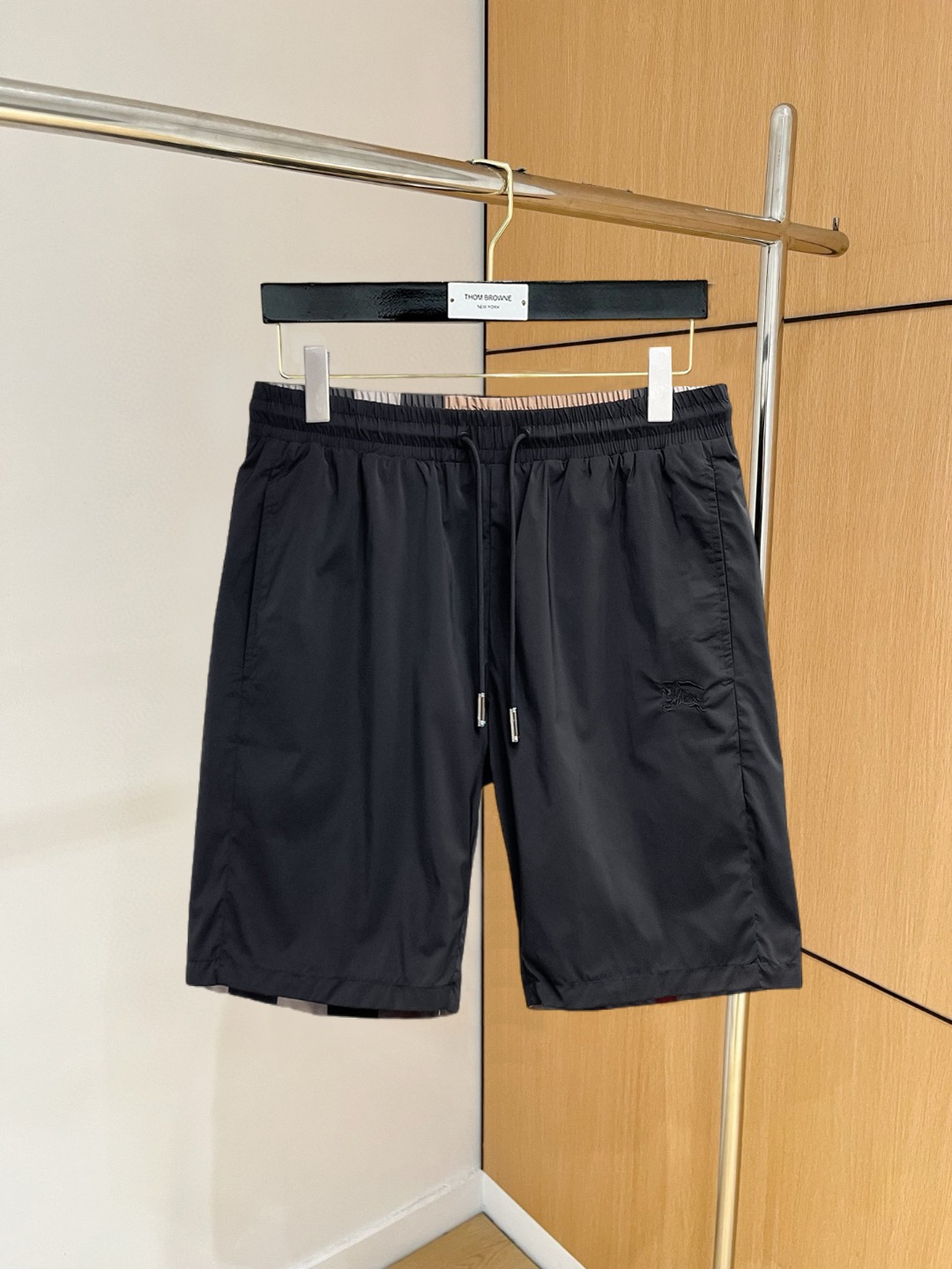 NO:860706,Burberry 2026ss summer new original counter casual shorts, luxury classic brand original LOGO accessories, counter best-selling model. Very comfortable to wear, low-key yet luxurious, very classy to wear. Needless to say the trousers style and tailoring. The upper body is exquisite and high-end, first-class and top-quality materials. Really palace-level casual pants. The cotton of Turkey is of outstanding quality. After heavy washing, the pants are very soft!  Don't be picky. The upper body is absolutely stylish and extremely luxurious. Please quote your height and weight when ordering sizes M-3XL.,,burberry,shorts,19860909巴宝莉 2026ss夏季新款原单专柜休闲短裤,奢华经典品牌原版LOGO配饰 专柜热销款 身穿着非常舒适 低调不失奢华 穿出去非常有档次 裤型款式和裁剪亦无需多言 上身精致跃然高档一等一顶级质料 真正殿堂级的休闲裤 选用土耳其的棉花品质卓然,经过重水洗使得裤子很柔软！不挑人 上身绝对的有型 极度奢华. 尺码M-3XL下单报身高体重.,,burberry,shorts,,Men's clothing