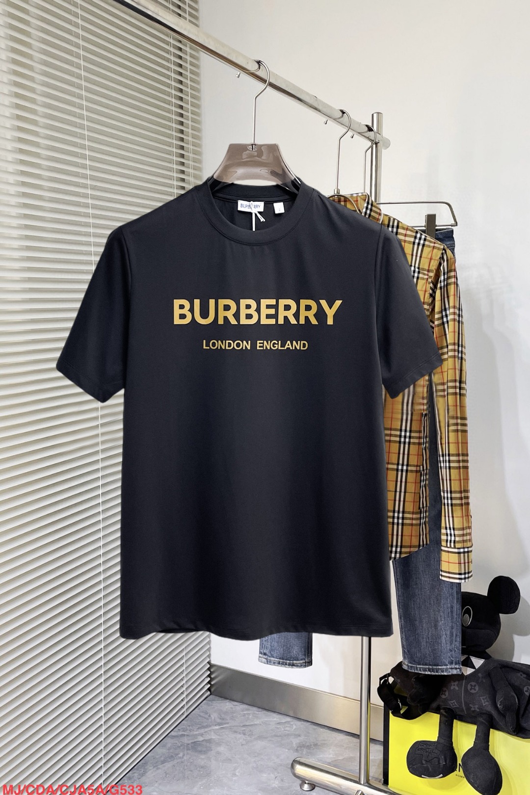 NO:860763,Burberry's top products 2026 spring and summer new debut counter latest short-sleeved round neck T-shirt, high-end custom design, avant-garde and fashionable!  The brand logo is designed with heavy craftsmanship. High-end customized 260g fabric. Soft to the touch. Comfortable to wear. Exquisite stitching at the counter level. Fine workmanship. The upper body effect is incomparably handsome!  A must-have item for a stylish man!  Size S-XXL,,burberry,T-shirt,tees,t-shirt,19860909巴宝莉 顶级货品2026春夏新款首发专柜最新款短袖圆领T恤 高端订制 设计前卫时尚！品牌logo重工艺设计 高端定制260克面料.手感柔软.穿着舒适.专柜级别精致车线.做工精细.上身效果无敌帅气！型男必备单品！码数S-XXL,,burberry,T-shirt,tees，t-shirt,,Men's clothing
