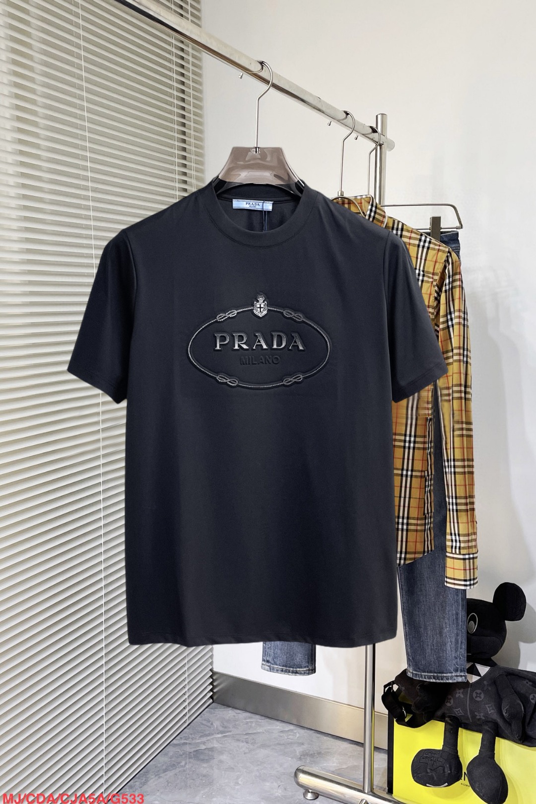 NO:860774,Prada's top products 2026 spring and summer new debut counter latest short-sleeved round neck T-shirt, high-end customization, avant-garde and fashionable design!  The brand logo is designed with heavy craftsmanship. High-end customized 260g fabric. Soft to the touch. Comfortable to wear. Exquisite stitching at the counter level. Fine workmanship. The upper body effect is incomparably handsome!  A must-have item for a stylish man!  Size S-XXL,,prada,T-shirt,tees,t-shirt,19860909普拉达 顶级货品2026春夏新款首发专柜最新款短袖圆领T恤 高端订制 设计前卫时尚！品牌logo重工艺设计 高端定制260克面料.手感柔软.穿着舒适.专柜级别精致车线.做工精细.上身效果无敌帅气！型男必备单品！码数S-XXL,,prada,T-shirt,tees，t-shirt,,Men's clothing