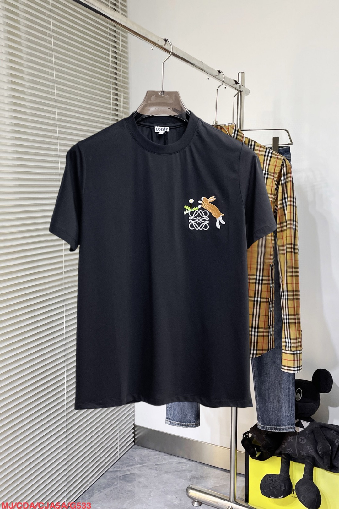 NO:860785,Luo Yiwei's top products 2026 spring and summer new debut counter, the latest short-sleeved round neck T-shirt, high-end customization, avant-garde and fashionable design!  The brand logo is designed with heavy craftsmanship. High-end customized 260g fabric. Soft to the touch. Comfortable to wear. Exquisite stitching at the counter level. Fine workmanship. The upper body effect is incomparably handsome!  A must-have item for a stylish man!  Size S-XXL,,loewe,T-shirt,tees,t-shirt,19860909罗意威 顶级货品2026春夏新款首发专柜最新款短袖圆领T恤 高端订制 设计前卫时尚！品牌logo重工艺设计 高端定制260克面料.手感柔软.穿着舒适.专柜级别精致车线.做工精细.上身效果无敌帅气！型男必备单品！码数S-XXL,,loewe,T-shirt,tees，t-shirt,,Men's clothing