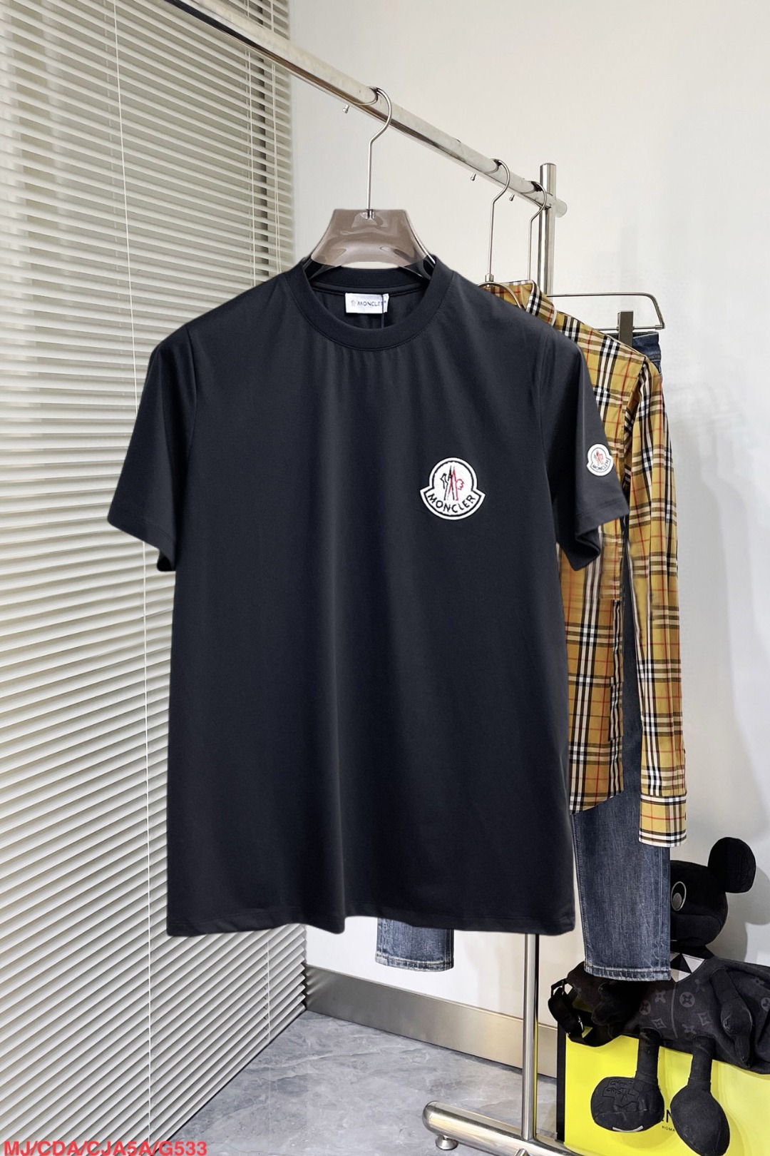 NO:860795,Mengkou's top products 2026 spring and summer new debut counter latest short-sleeved round neck T-shirt high-end custom design avant-garde fashion!  The brand logo is designed with heavy craftsmanship. High-end customized 260g fabric. Soft to the touch. Comfortable to wear. Exquisite stitching at the counter level. Fine workmanship. The upper body effect is incomparably handsome!  A must-have item for a stylish man!  Size S-XXL,,Moncler,T-shirt,tees,t-shirt,19860909蒙口 顶级货品2026春夏新款首发专柜最新款短袖圆领T恤 高端订制 设计前卫时尚！品牌logo重工艺设计 高端定制260克面料.手感柔软.穿着舒适.专柜级别精致车线.做工精细.上身效果无敌帅气！型男必备单品！码数S-XXL,,Moncler,T-shirt,tees，t-shirt,,Men's clothing