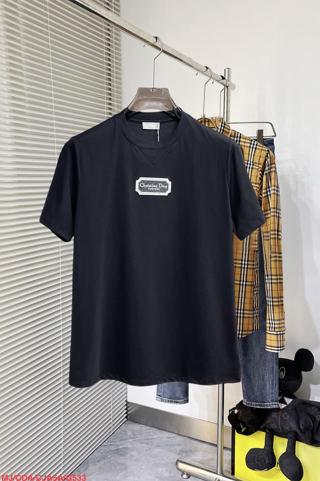 NO:860806,Dior's top products 2026 spring and summer new debut counter latest short-sleeved round neck T-shirt, high-end customization, avant-garde and fashionable design!  The brand logo is designed with heavy craftsmanship. High-end customized 260g fabric. Soft to the touch. Comfortable to wear. Exquisite stitching at the counter level. Fine workmanship. The upper body effect is incomparably handsome!  A must-have item for a stylish man!  Size S-XXL,,dior,T-shirt,tees,t-shirt,19860909迪奥 顶级货品2026春夏新款首发专柜最新款短袖圆领T恤 高端订制 设计前卫时尚！品牌logo重工艺设计 高端定制260克面料.手感柔软.穿着舒适.专柜级别精致车线.做工精细.上身效果无敌帅气！型男必备单品！码数S-XXL,,dior,T-shirt,tees，t-shirt,,Men's clothing
