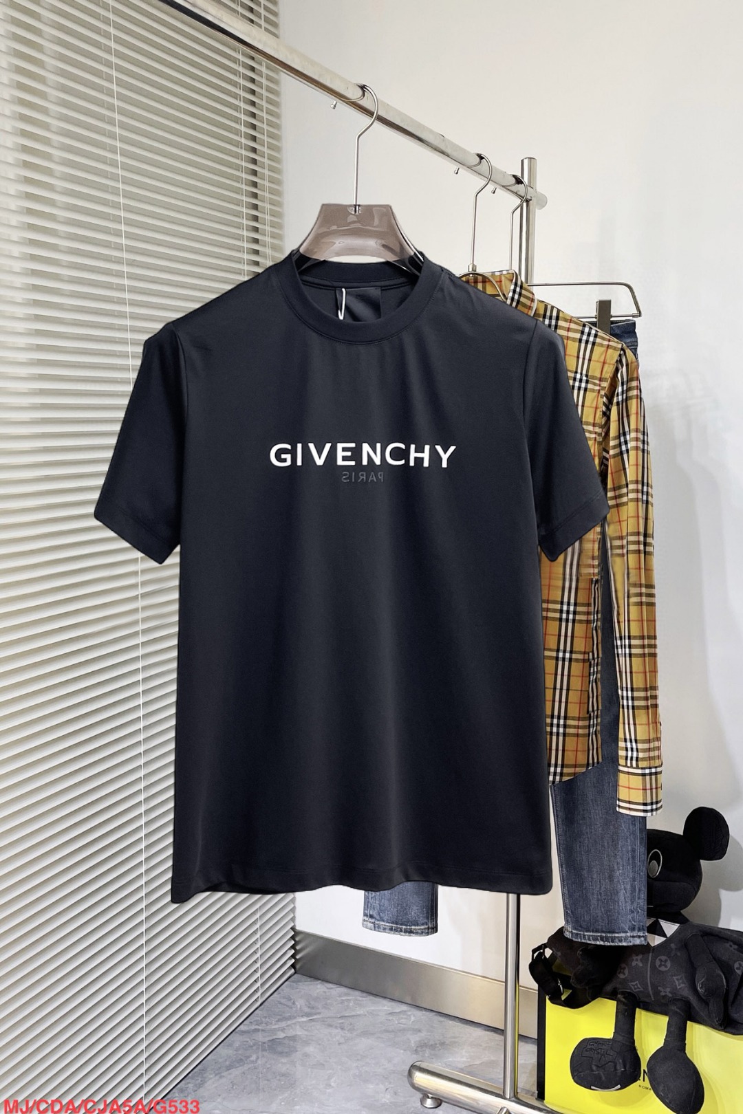 NO:860816,Givenchy's top products 2026 spring and summer new debut counter, the latest short-sleeved round neck T-shirt, high-end customization, avant-garde and fashionable design!  The brand logo is designed with heavy craftsmanship. High-end customized 260g fabric. Soft to the touch. Comfortable to wear. Exquisite stitching at the counter level. Fine workmanship. The upper body effect is incomparably handsome!  A must-have item for a stylish man!  Size S-XXL,,givenchy,T-shirt,tees,t-shirt,19860909纪梵希 顶级货品2026春夏新款首发专柜最新款短袖圆领T恤 高端订制 设计前卫时尚！品牌logo重工艺设计 高端定制260克面料.手感柔软.穿着舒适.专柜级别精致车线.做工精细.上身效果无敌帅气！型男必备单品！码数S-XXL,,givenchy,T-shirt,tees，t-shirt,,Men's clothing
